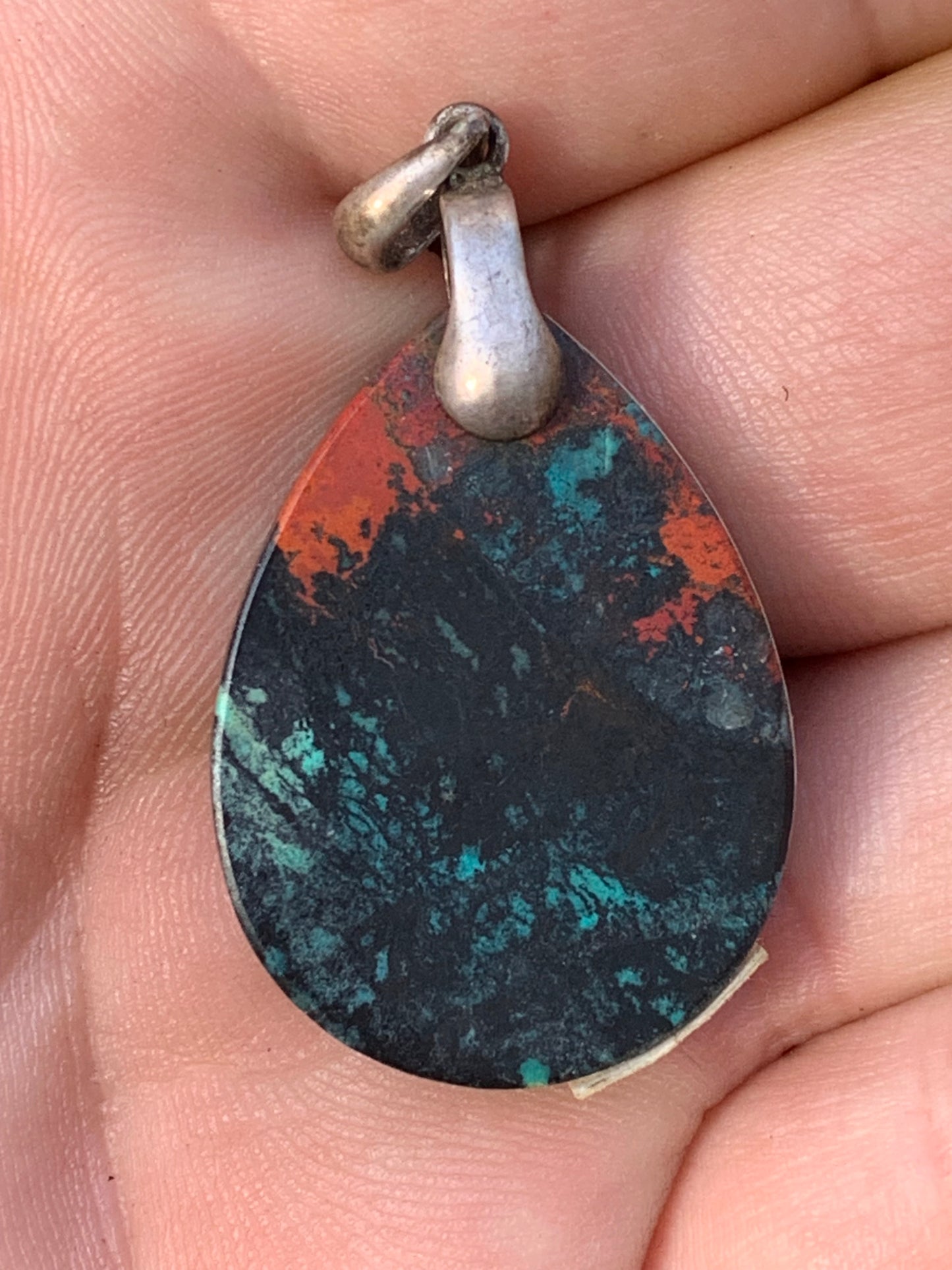 Chrysocolle ! Pendentif unique en Argent, 42mm de hauteur x 22 de largeur x 5 d'épaisseur. Vendu avec cordon réglable de couleur noire. Fait par Gen & Zen !