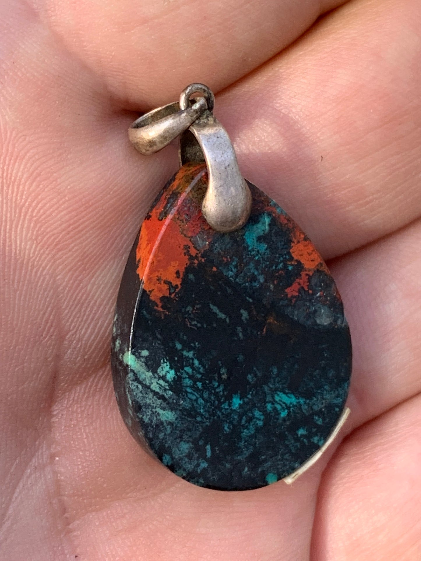 Chrysocolle ! Pendentif unique en Argent, 42mm de hauteur x 22 de largeur x 5 d'épaisseur. Vendu avec cordon réglable de couleur noire. Fait par Gen & Zen !