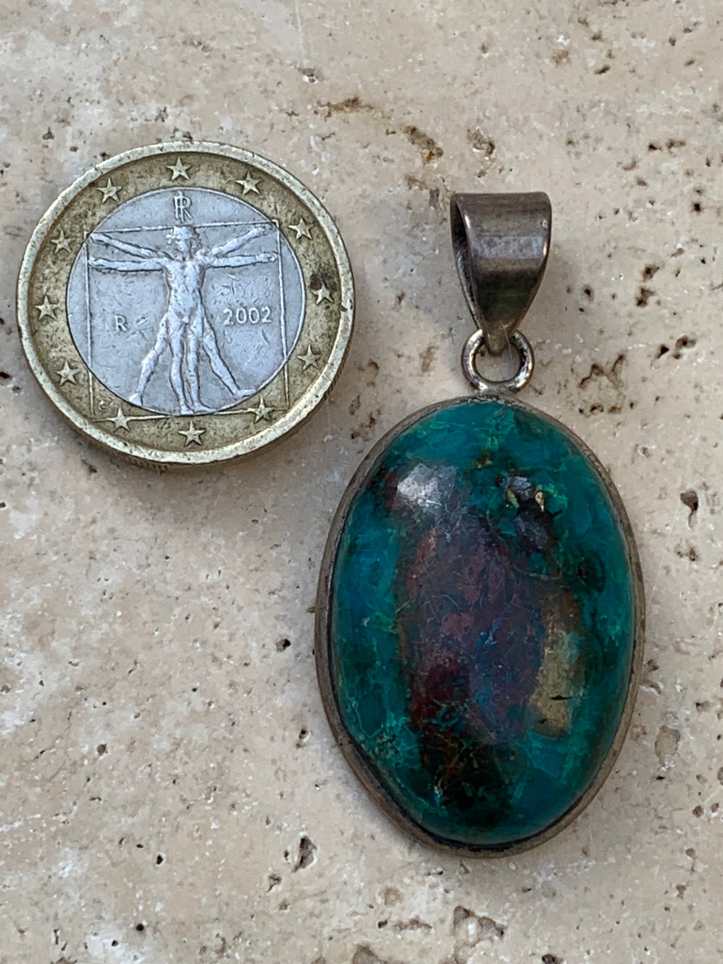 Chrysocolle ! Pendentif unique en Argent, 45mm de hauteur x 21 de largeur x 10 d'épaisseur. Vendu avec cordon réglable de couleur noire. Fait par Gen & Zen !