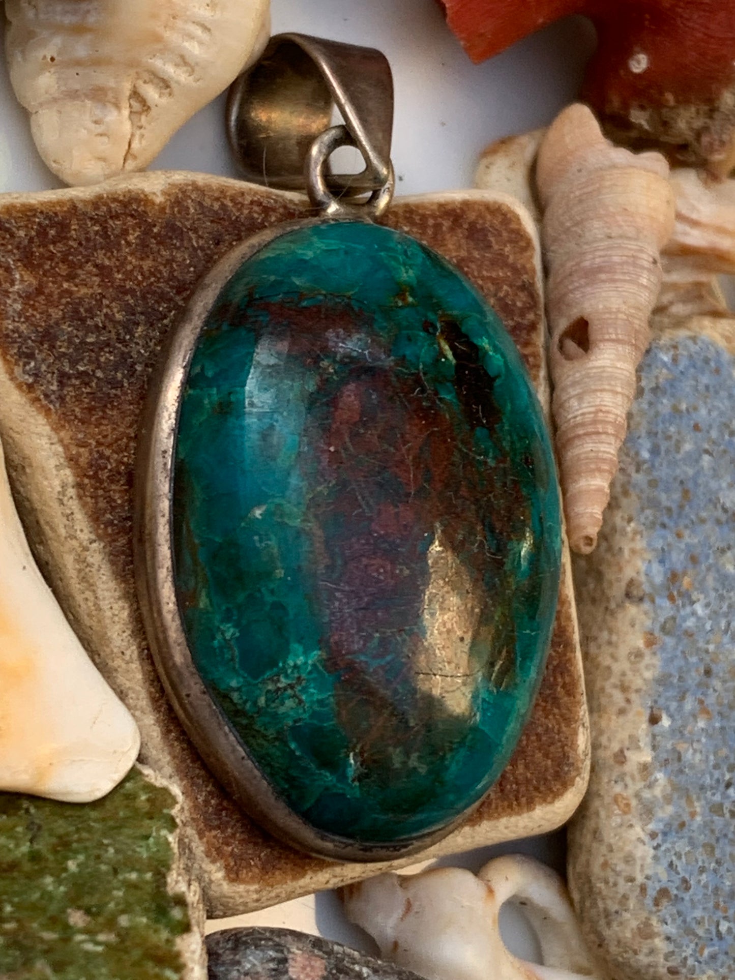 Chrysocolle ! Pendentif unique en Argent, 45mm de hauteur x 21 de largeur x 10 d'épaisseur. Vendu avec cordon réglable de couleur noire. Fait par Gen & Zen !