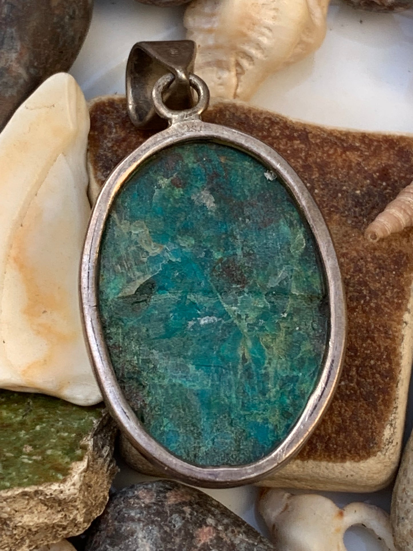 Chrysocolle ! Pendentif unique en Argent, 45mm de hauteur x 21 de largeur x 10 d'épaisseur. Vendu avec cordon réglable de couleur noire. Fait par Gen & Zen !