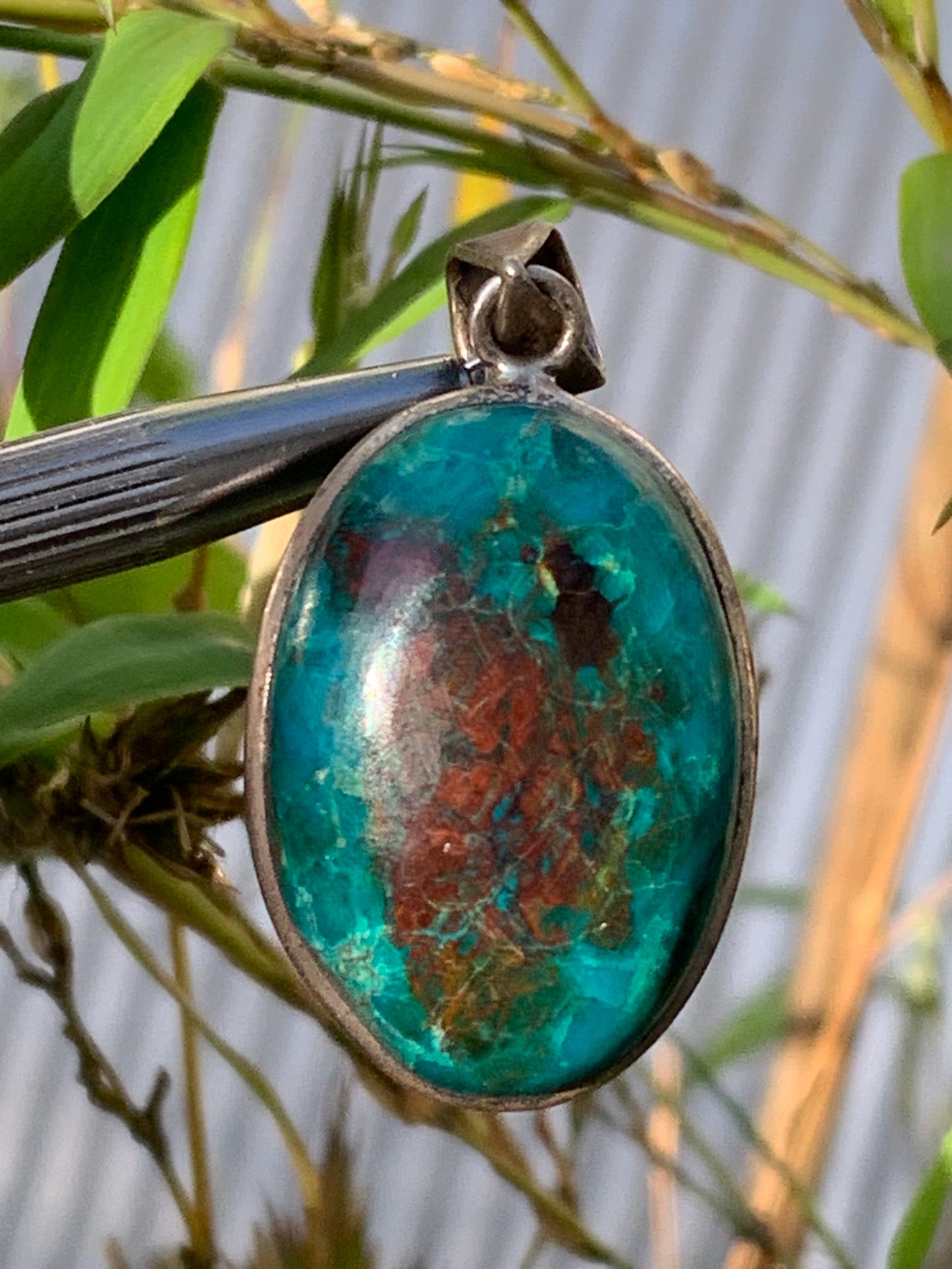 Chrysocolle ! Pendentif unique en Argent, 45mm de hauteur x 21 de largeur x 10 d'épaisseur. Vendu avec cordon réglable de couleur noire. Fait par Gen & Zen !