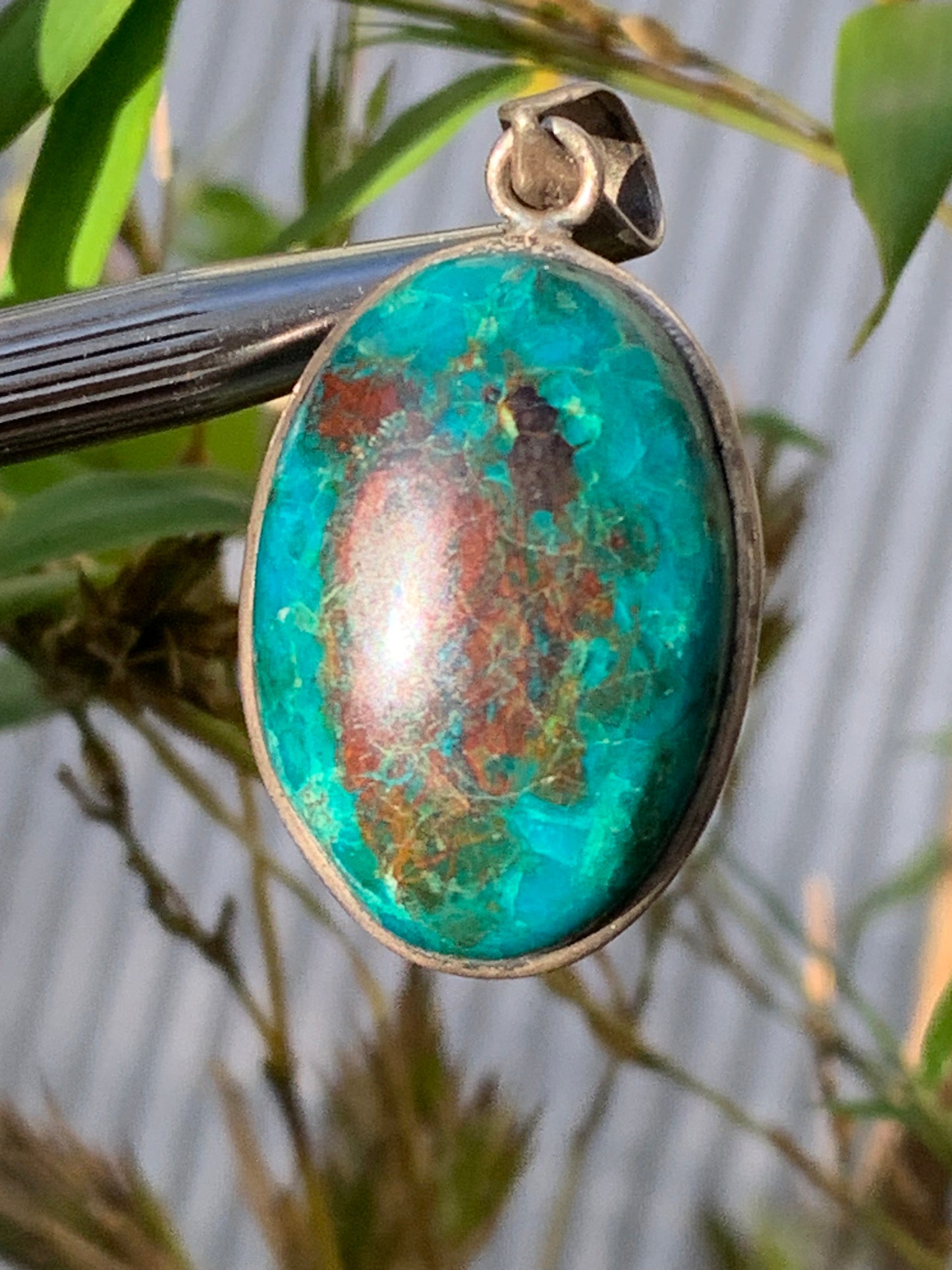 Chrysocolle ! Pendentif unique en Argent, 45mm de hauteur x 21 de largeur x 10 d'épaisseur. Vendu avec cordon réglable de couleur noire. Fait par Gen & Zen !