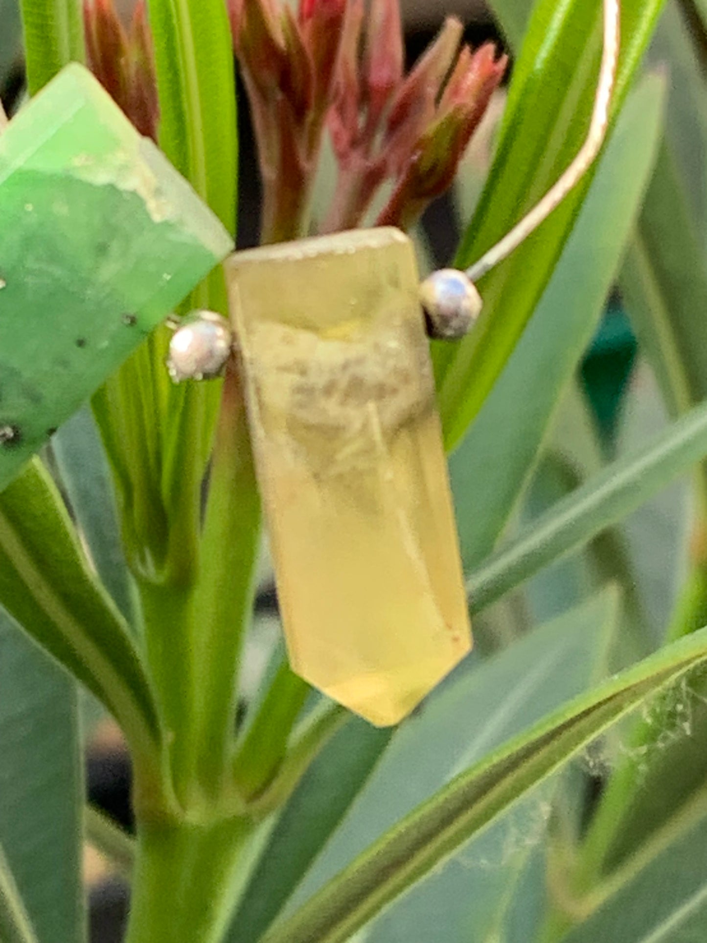 Jade, 2 cristaux percés de 20 mm x 8 x 6 environ. Qualité AA à AAA, parfait pour être monter en bijoux ou collection !