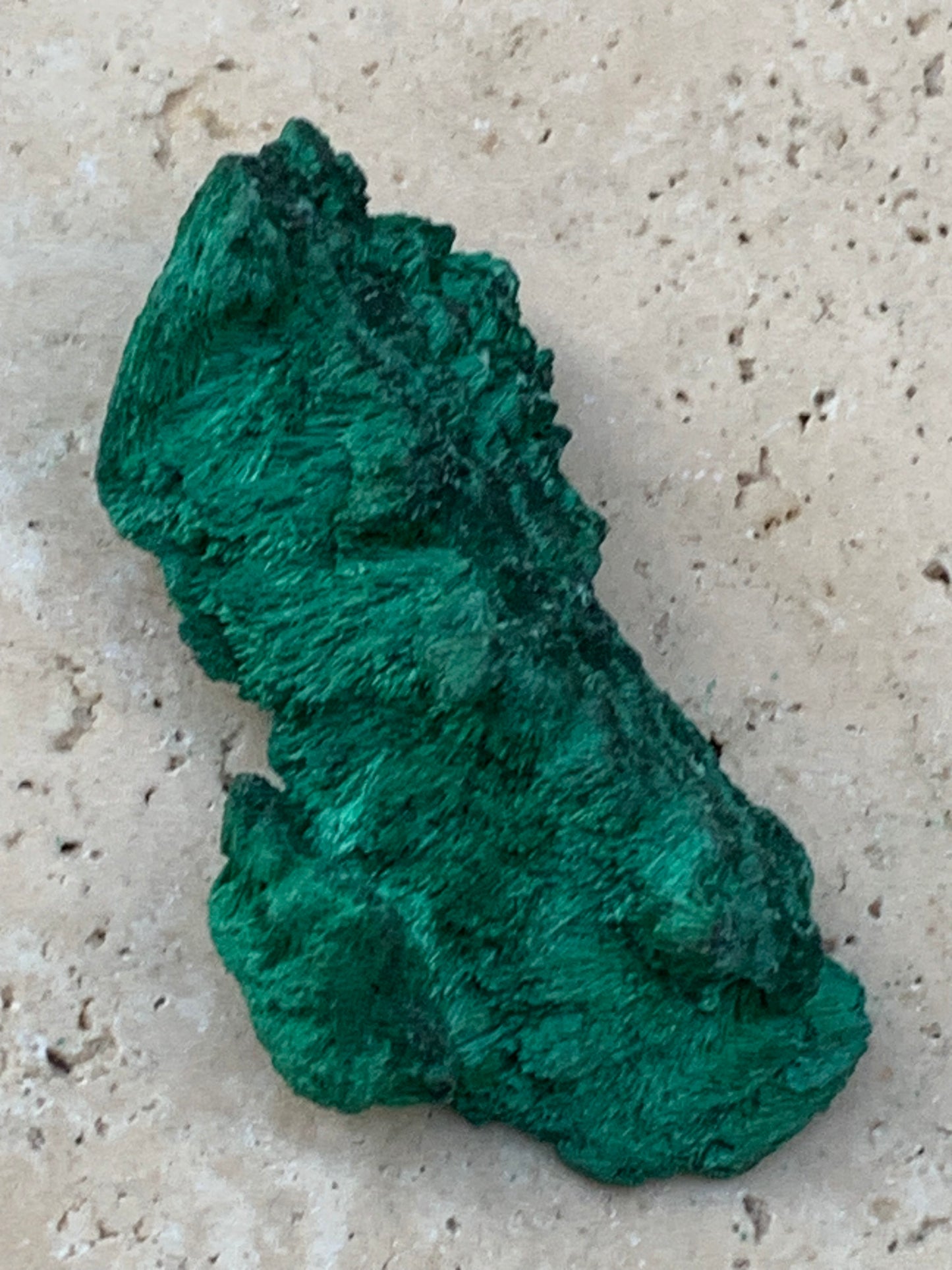 Malachite fibreuse, spécimen brut du Congo de 22,3 grammes. Parfait pour une collection ou la bijouterie, du velour naturel !