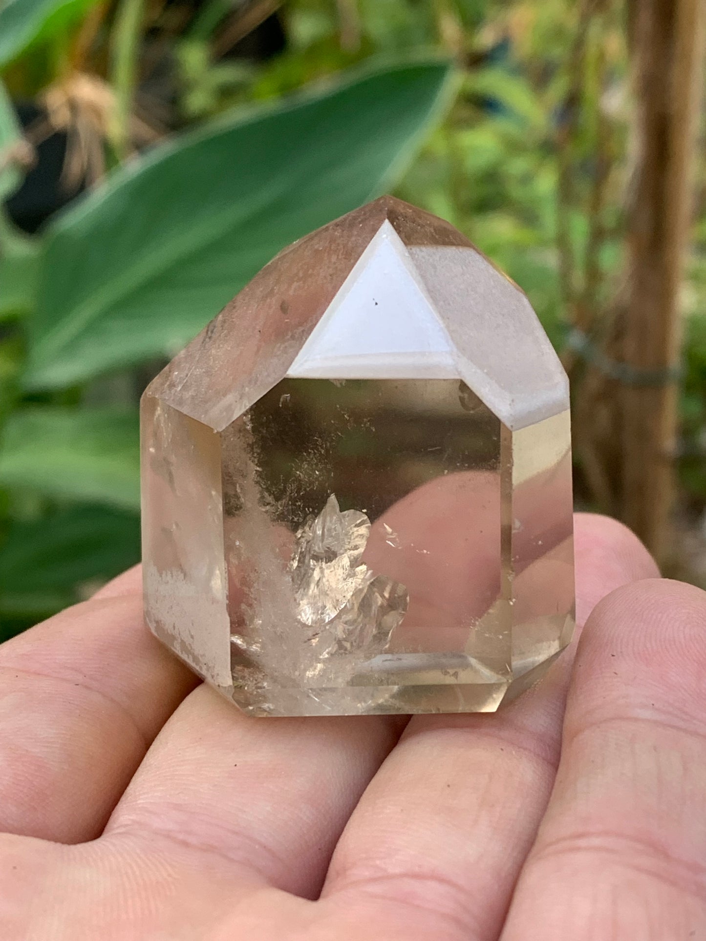 Cristal de roche fumé/ Quartz fumé, pointe naturelle de 44x41x27mm - 71 gr. Superbe triangle et hexagone qui ressortent, unique !