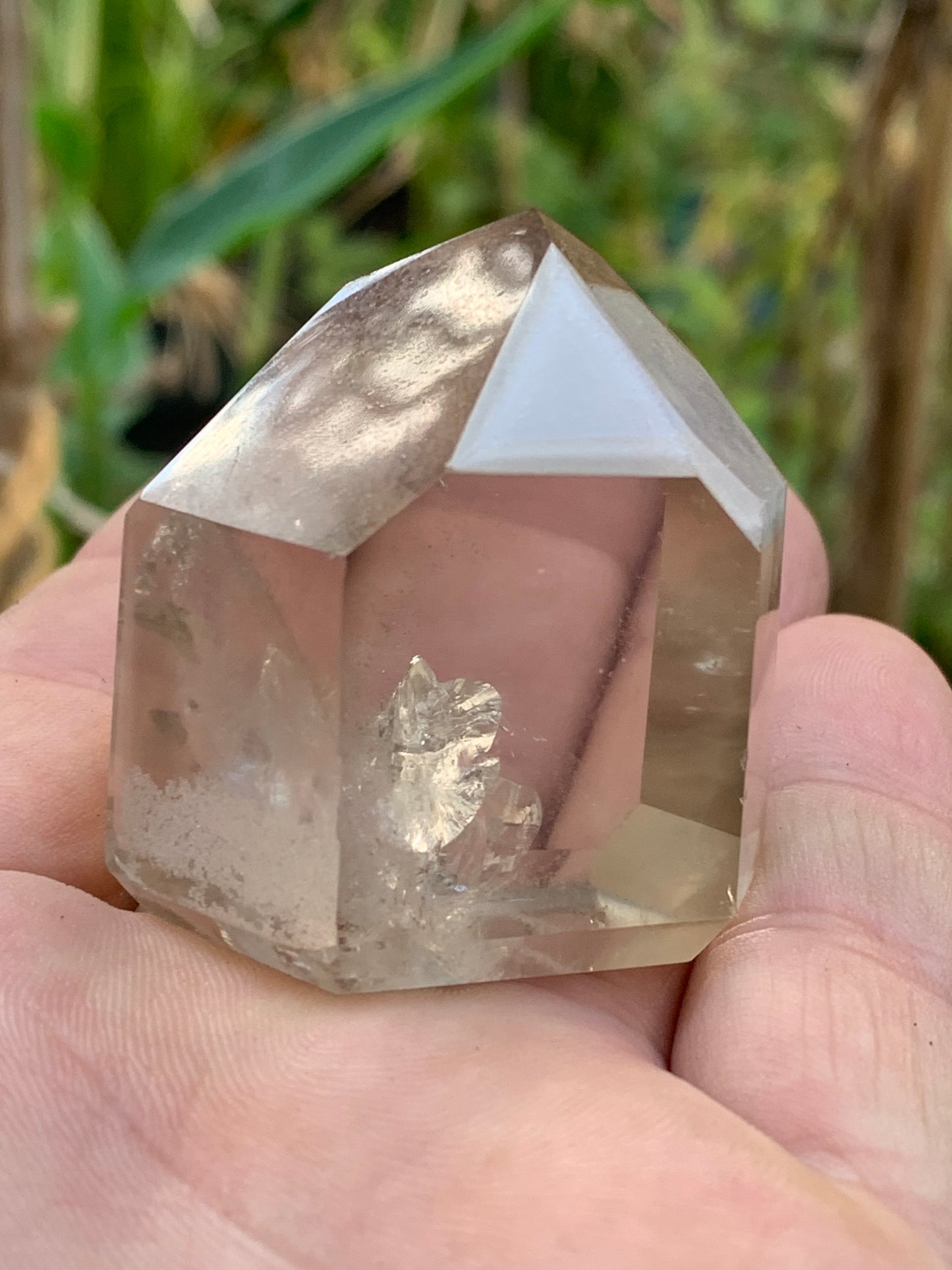 Cristal de roche fumé/ Quartz fumé, pointe naturelle de 44x41x27mm - 71 gr. Superbe triangle et hexagone qui ressortent, unique !