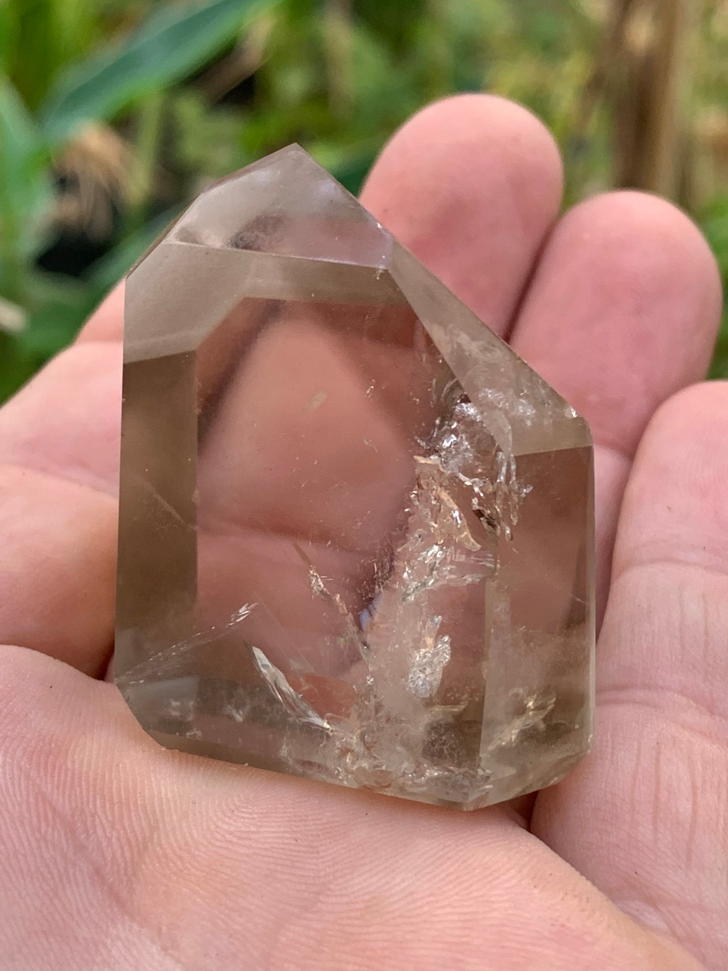 Cristal de roche fumé/ Quartz fumé, pointe naturelle de 44x41x27mm - 71 gr. Superbe triangle et hexagone qui ressortent, unique !
