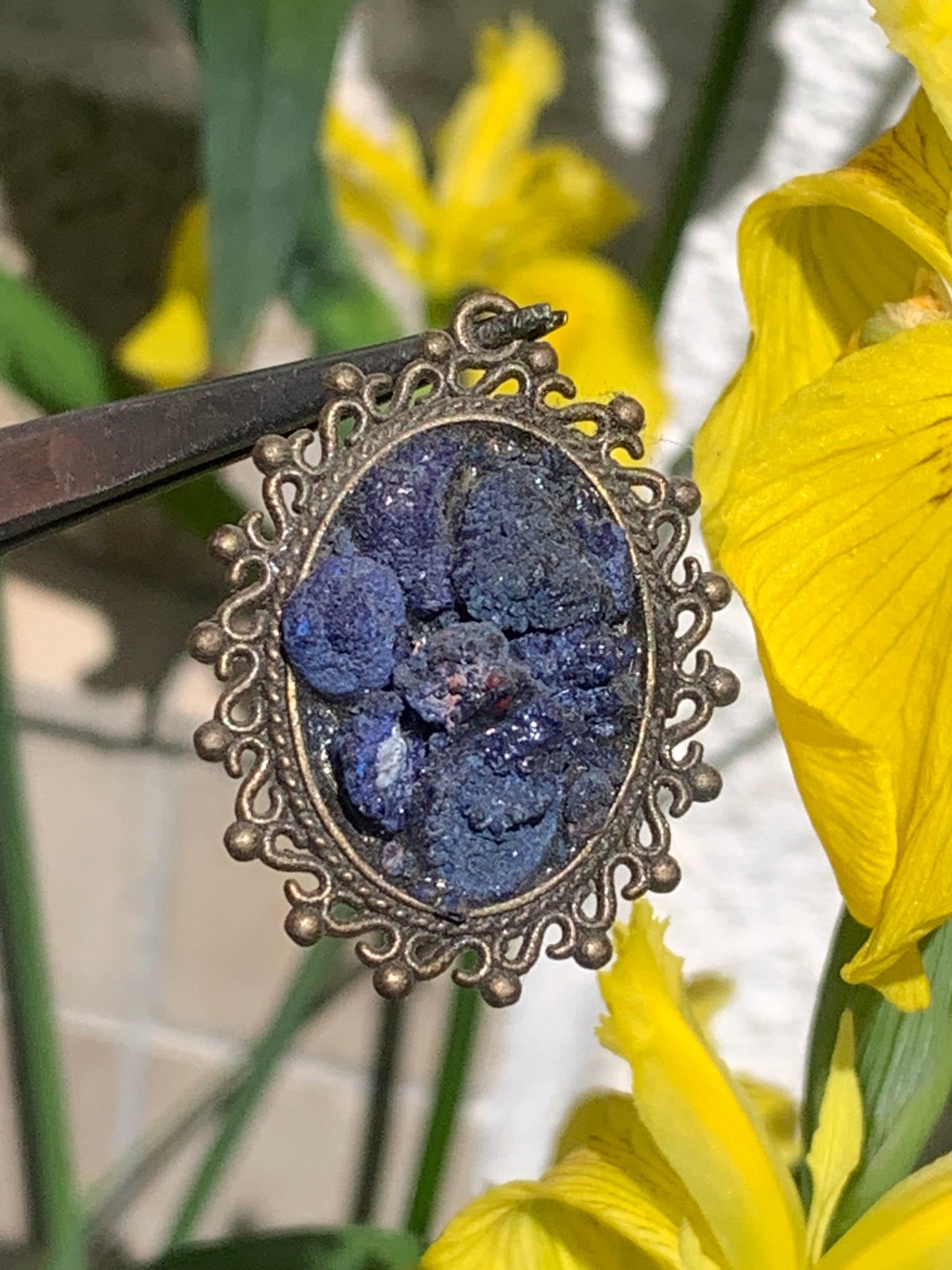 Azurite, pendentif en laiton couleur bronze avec de jolies cristaux naturels, de 37mm de hauteur x 30 de largeur x 8 d'épaisseur. Vendu avec cordon réglable de couleur noire offert !