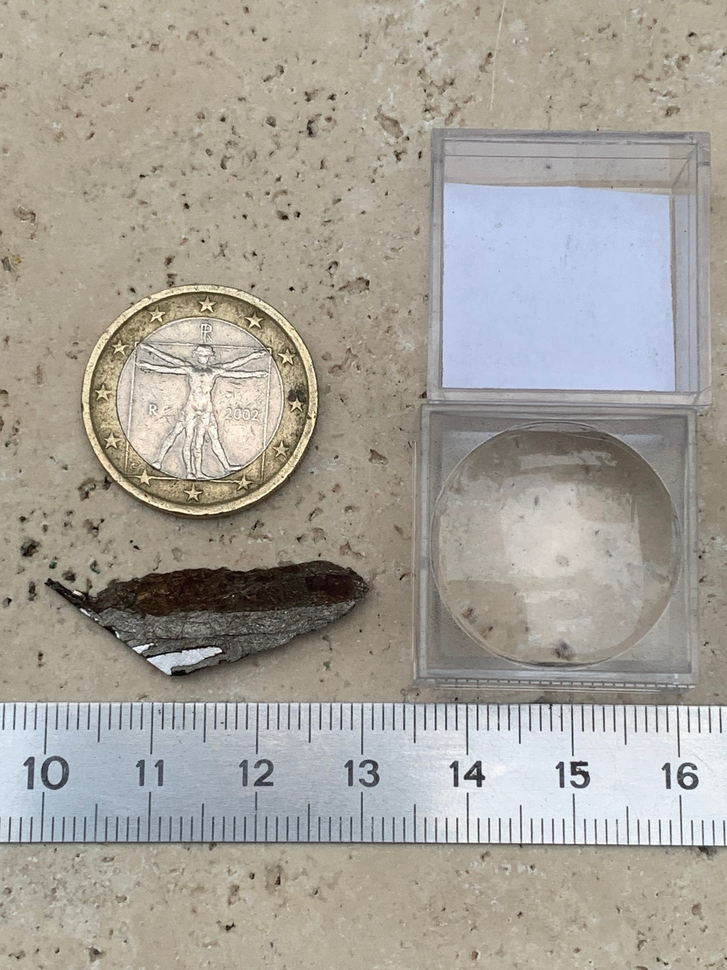 Météorite 'Muonionalusta' de 30 x 10 x 3mm - 2 grammes. Vendu avec coffret 'loupe' !