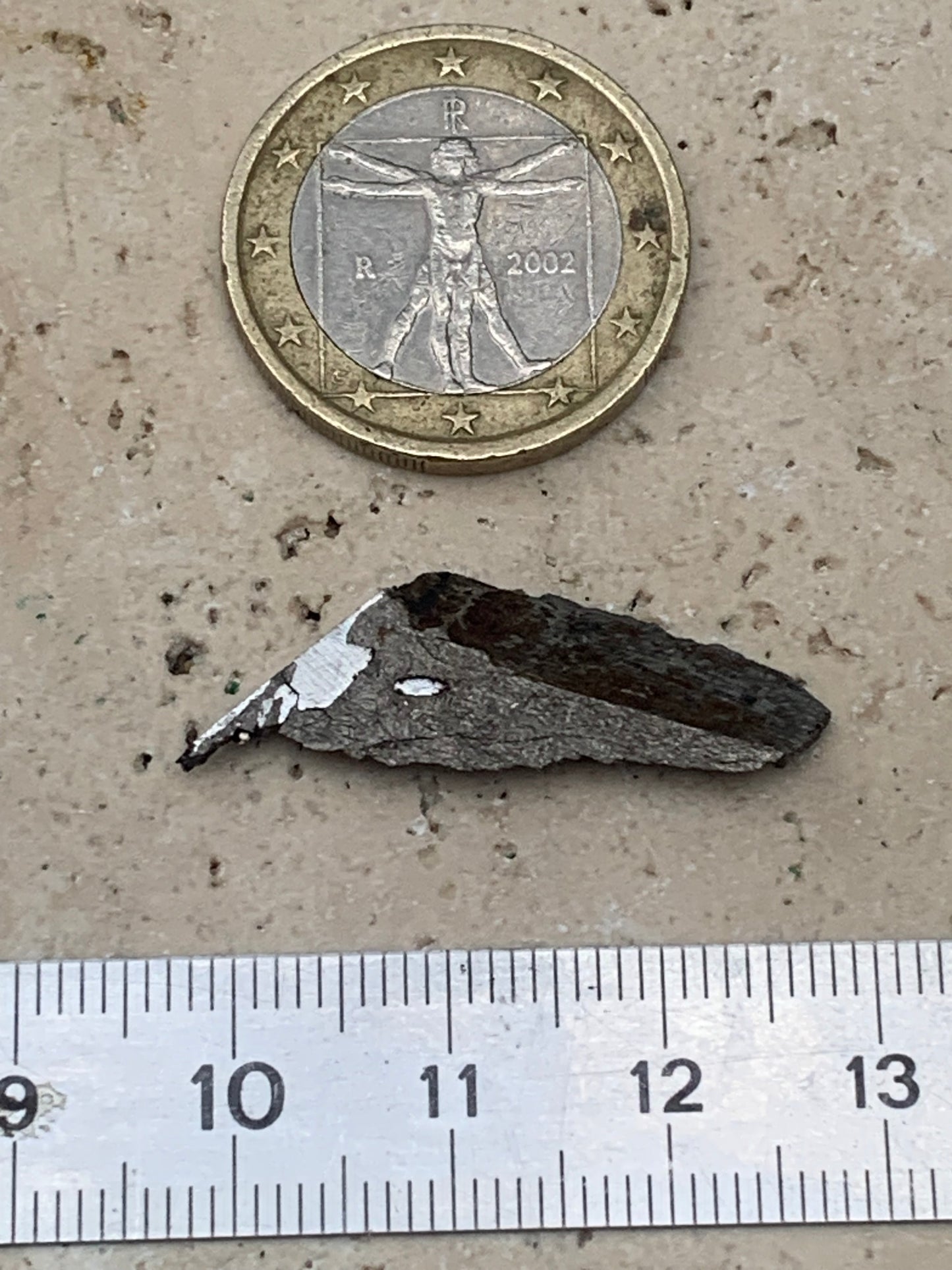 Météorite 'Muonionalusta' de 30 x 10 x 3mm - 2 grammes. Vendu avec coffret 'loupe' !