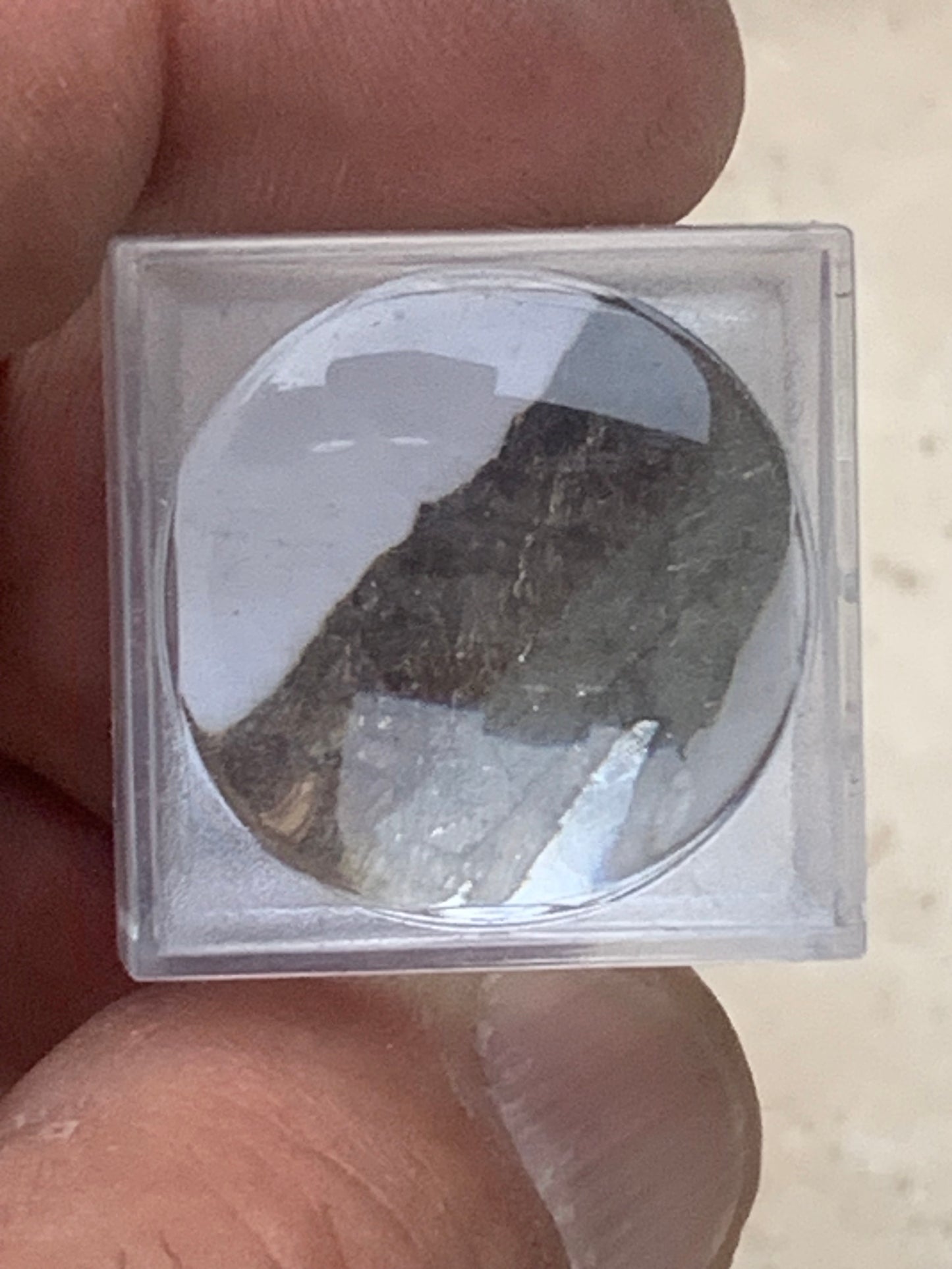 Météorite 'Muonionalusta' de 30 x 10 x 3mm - 2 grammes. Vendu avec coffret 'loupe' !