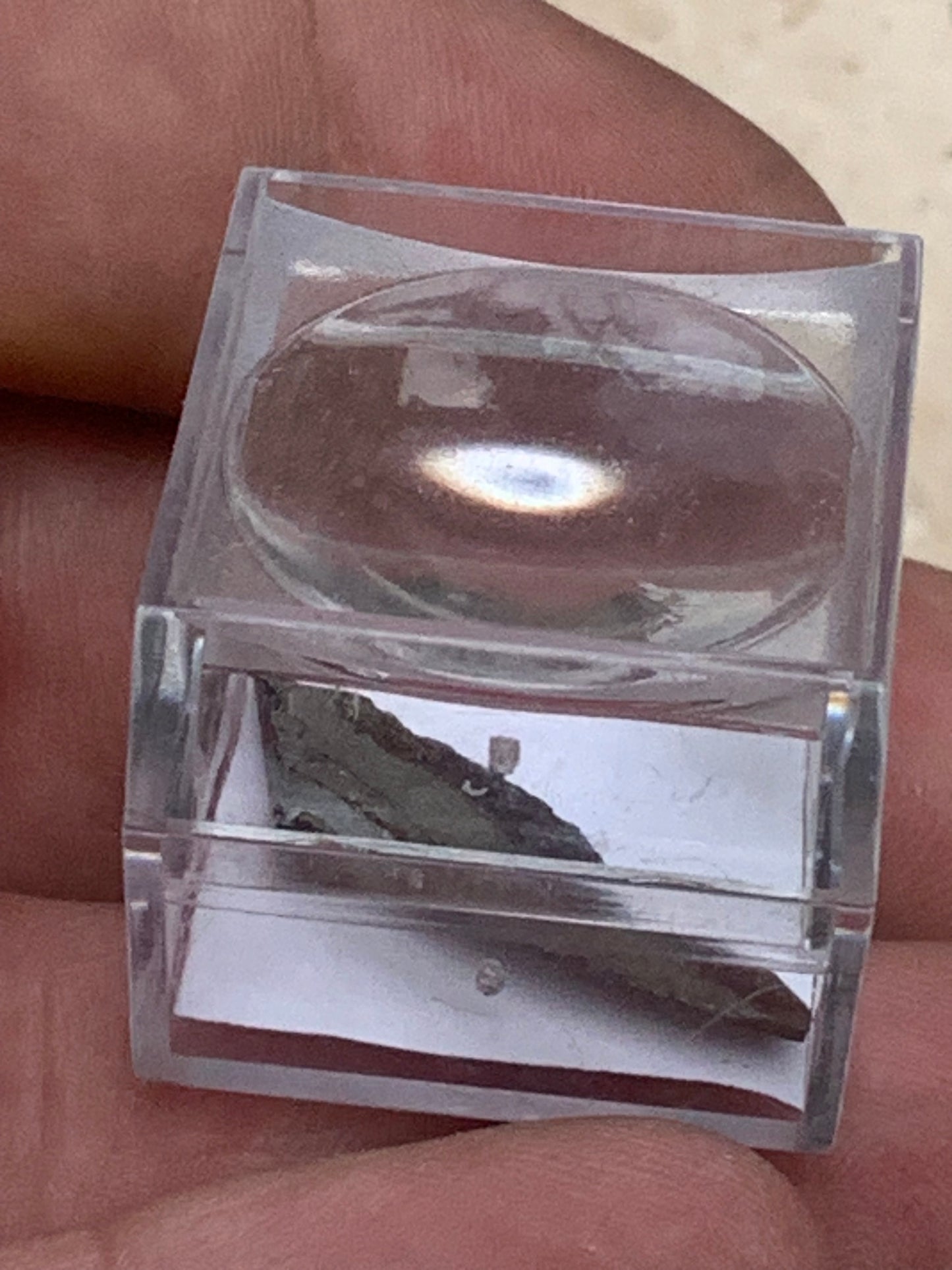 Météorite 'Muonionalusta' de 30 x 10 x 3mm - 2 grammes. Vendu avec coffret 'loupe' !
