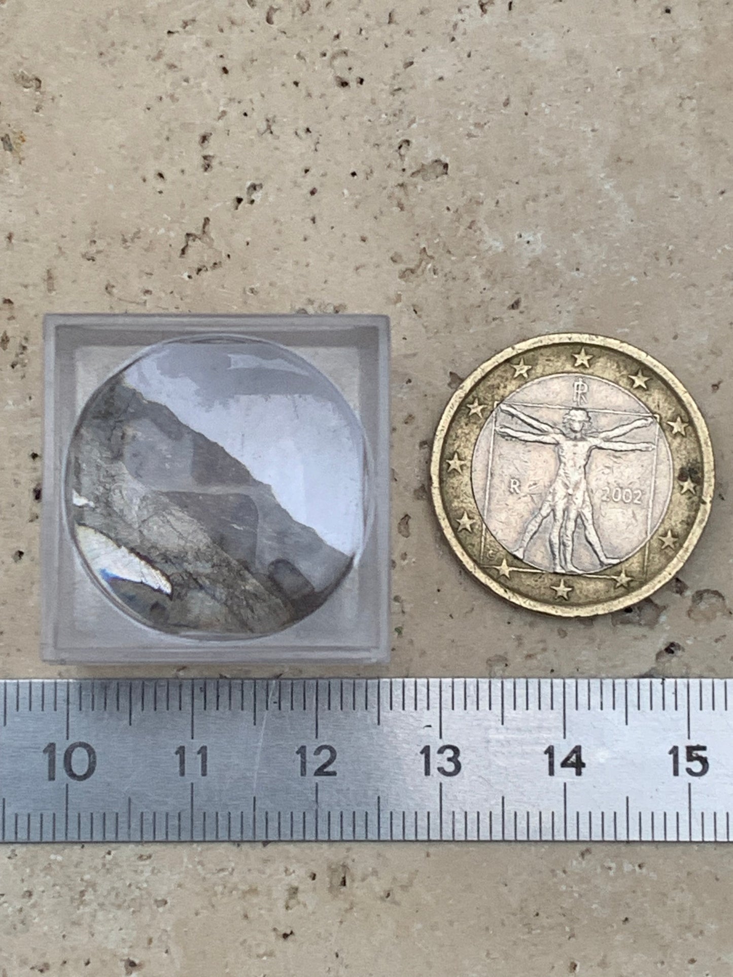 Météorite 'Muonionalusta' de 30 x 10 x 3mm - 2 grammes. Vendu avec coffret 'loupe' !