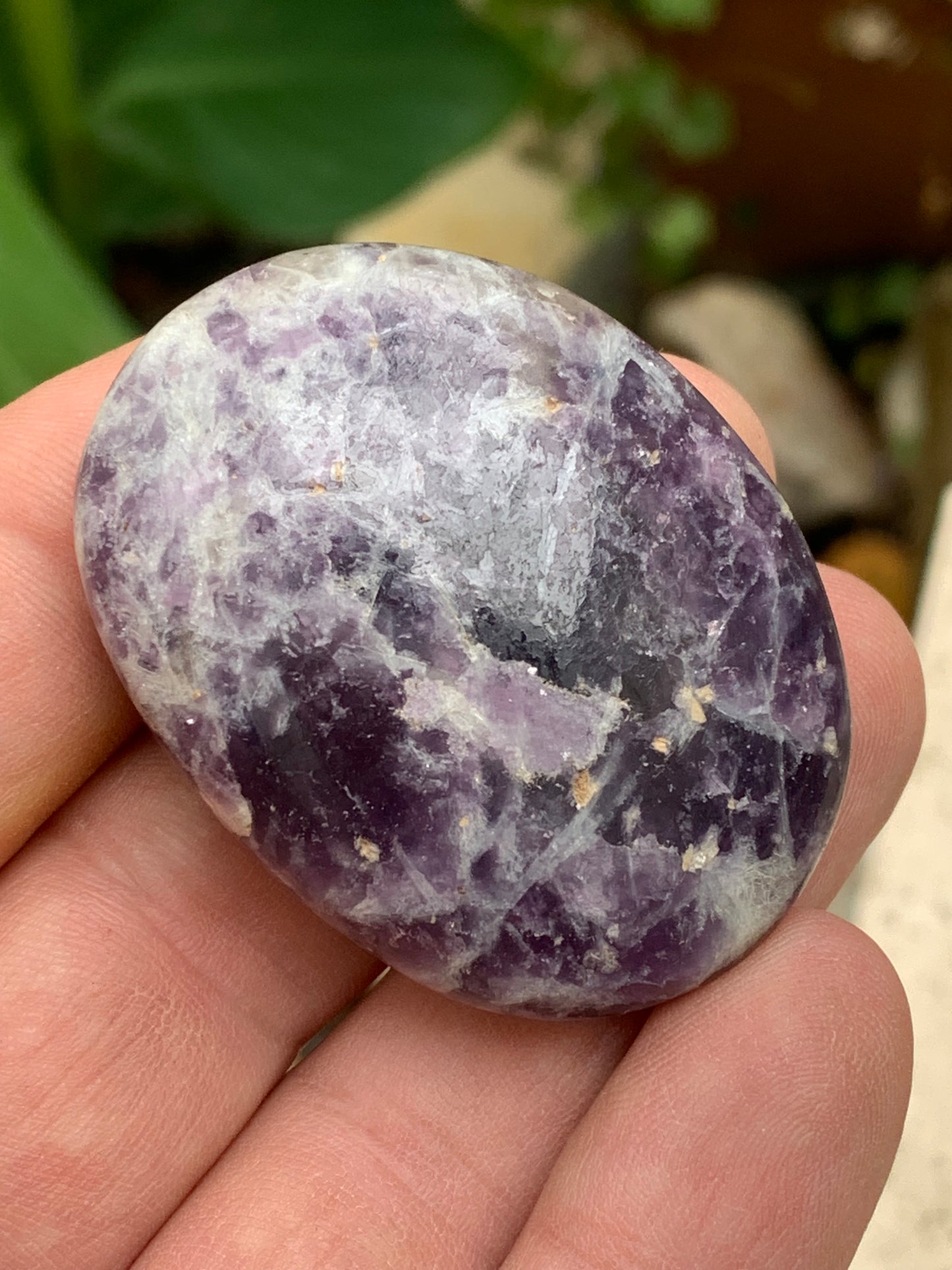 Lépidolite (Mica violet) - Galet de 50mm x 38 x 18 - de 51,4 grammes, superbe pièce !