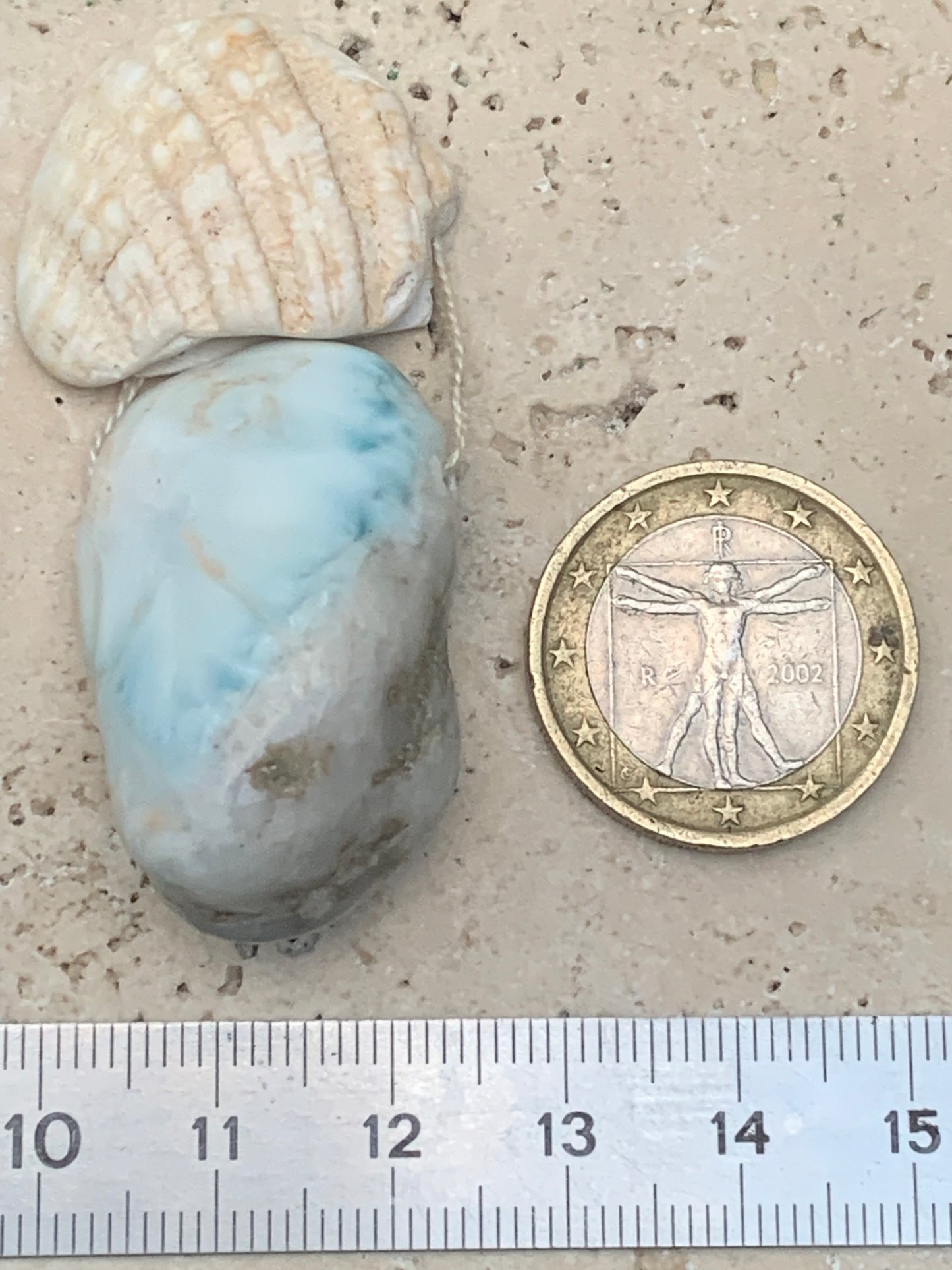 Larimar, pendentif en pierre naturelle à percement latéral. De 36 mm de hauteur x 22 de largeur x 17 d'épaisseur. Vendu avec cordon noir réglable !