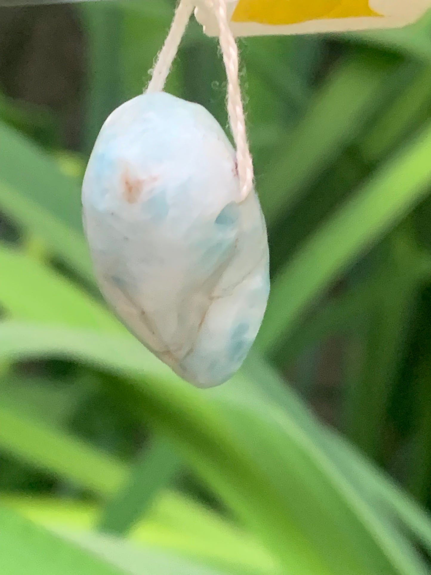 Larimar, pendentif en pierre naturelle à percement latéral. De 27 mm de hauteur x 16 de largeur x 14 d'épaisseur. Vendu avec cordon noir réglable !
