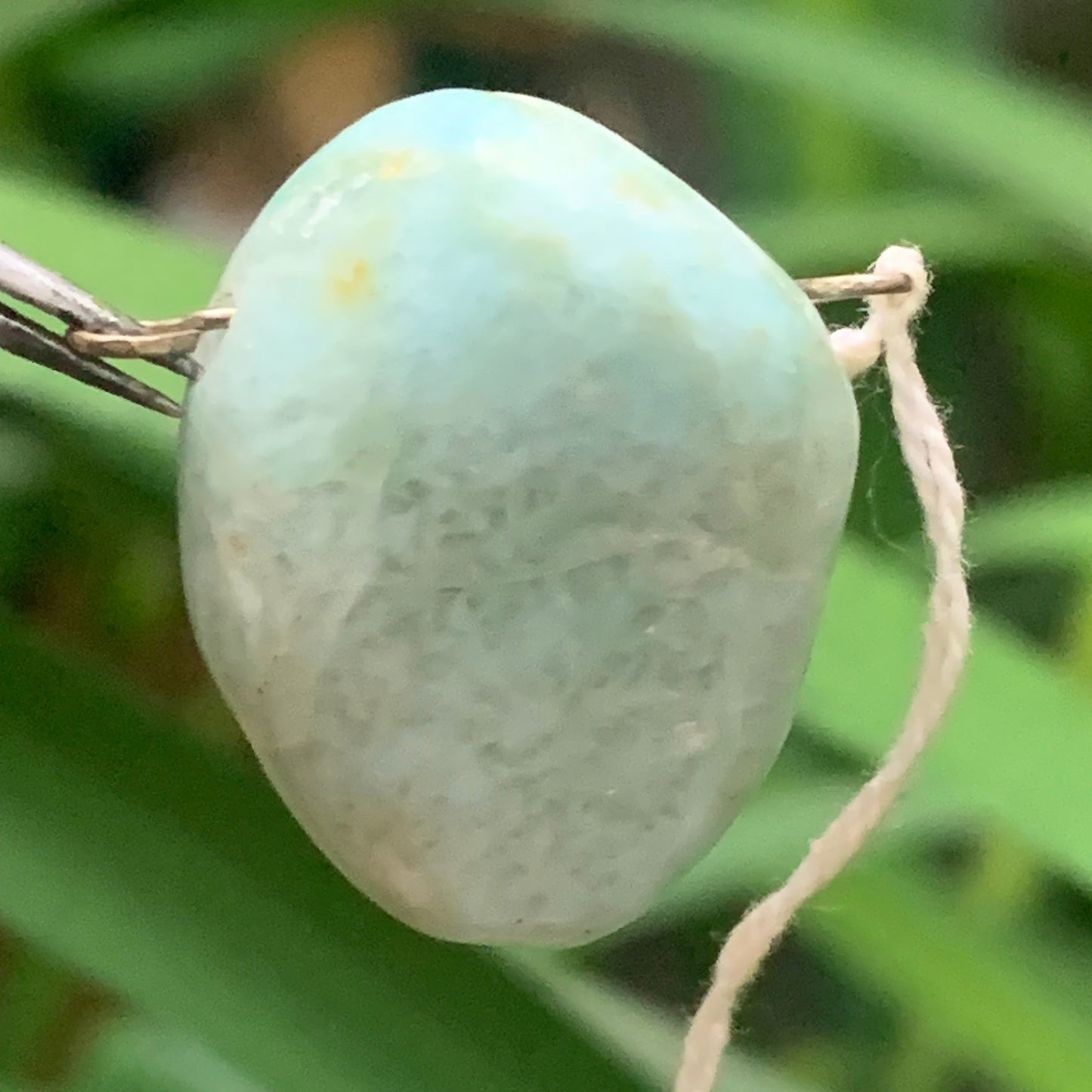 Larimar, pendentif en pierre naturelle à percement latéral. De 24 mm de hauteur x 18 de largeur x 13 d'épaisseur. Option chainette !