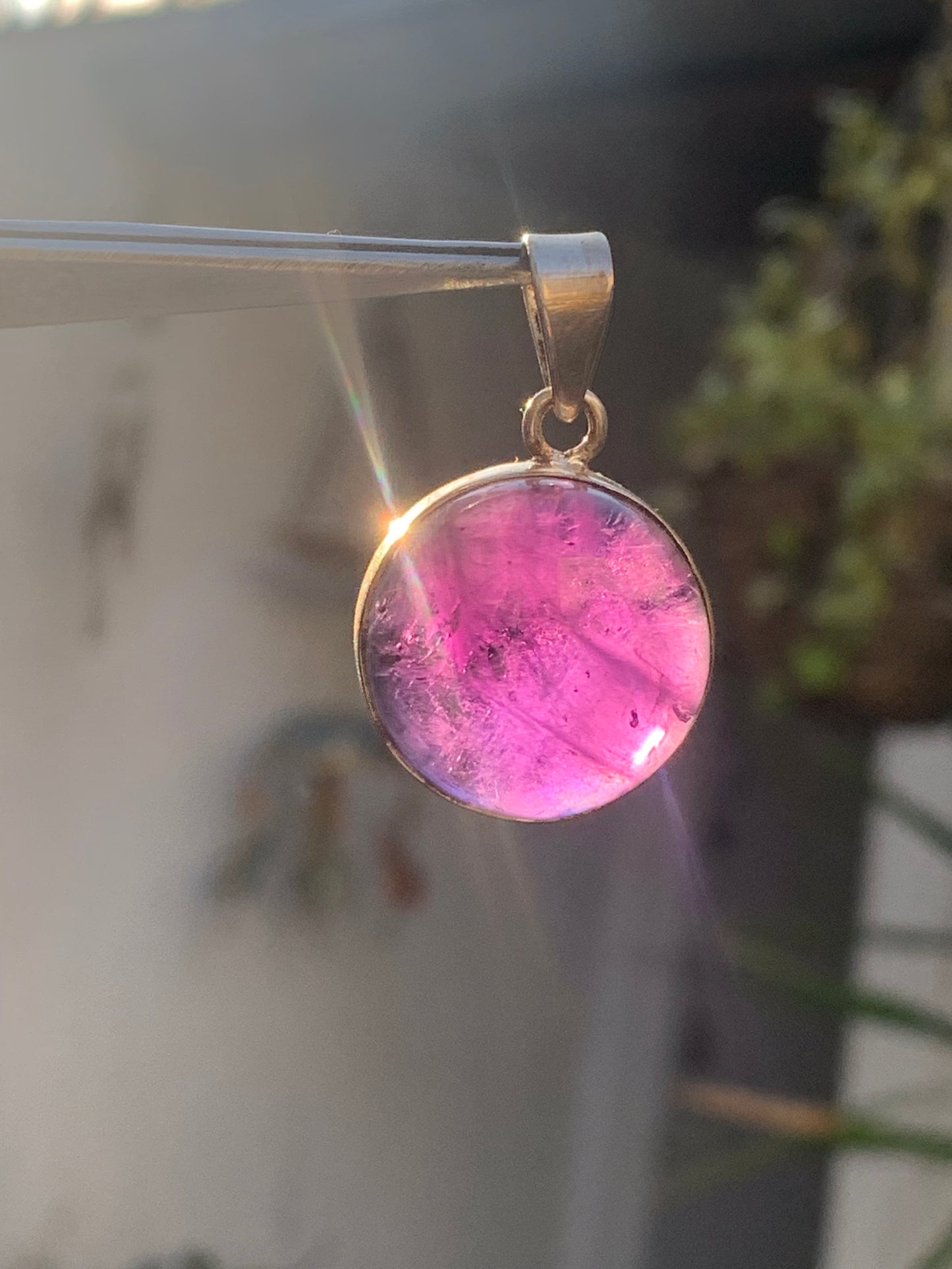 Améthyste, pendentif en Argent de 34 mm de hauteur x 22 de largeur x 10 d'épaisseur. Vendu avec cordon réglable de couleur noire offert !
