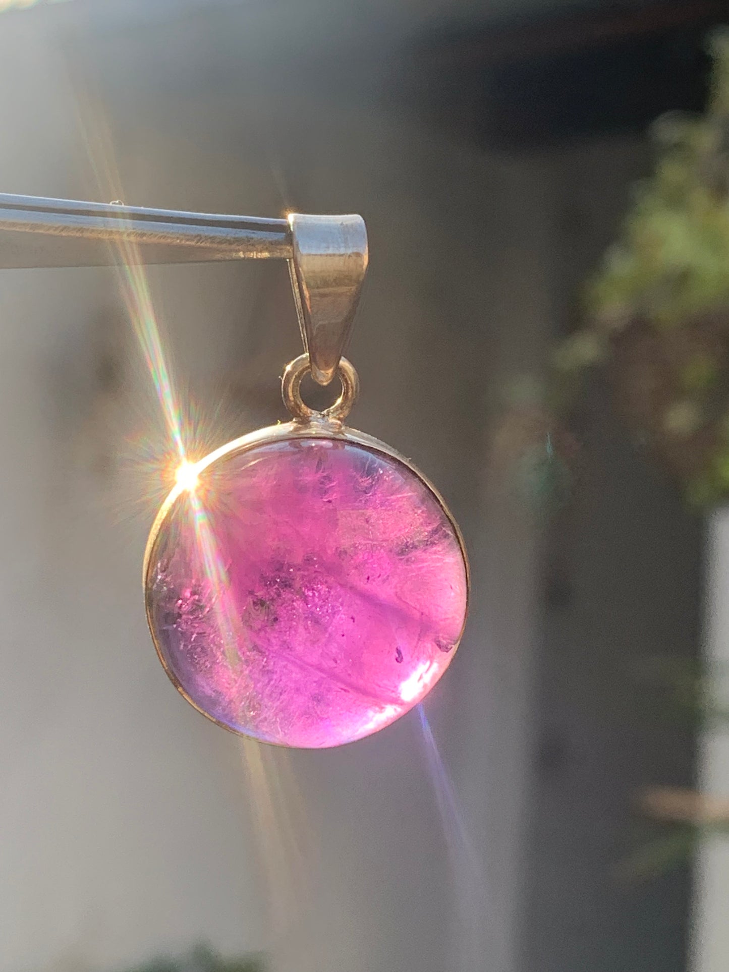 Améthyste, pendentif en Argent de 34 mm de hauteur x 22 de largeur x 10 d'épaisseur. Vendu avec cordon réglable de couleur noire offert !