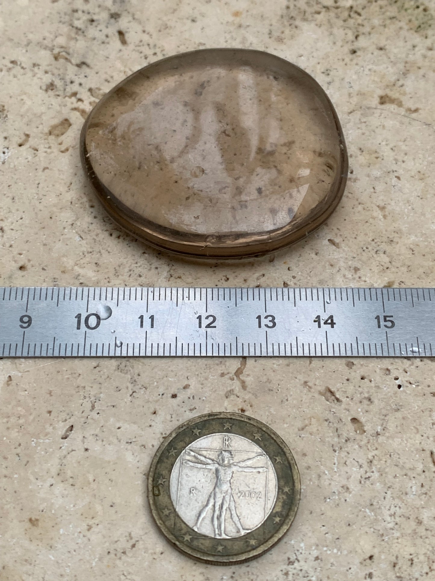 Cristal de Roche Fumé / Quartz fumé – galet de ± 48 mm (H) × 45 × 11 mm – 37,4 g !