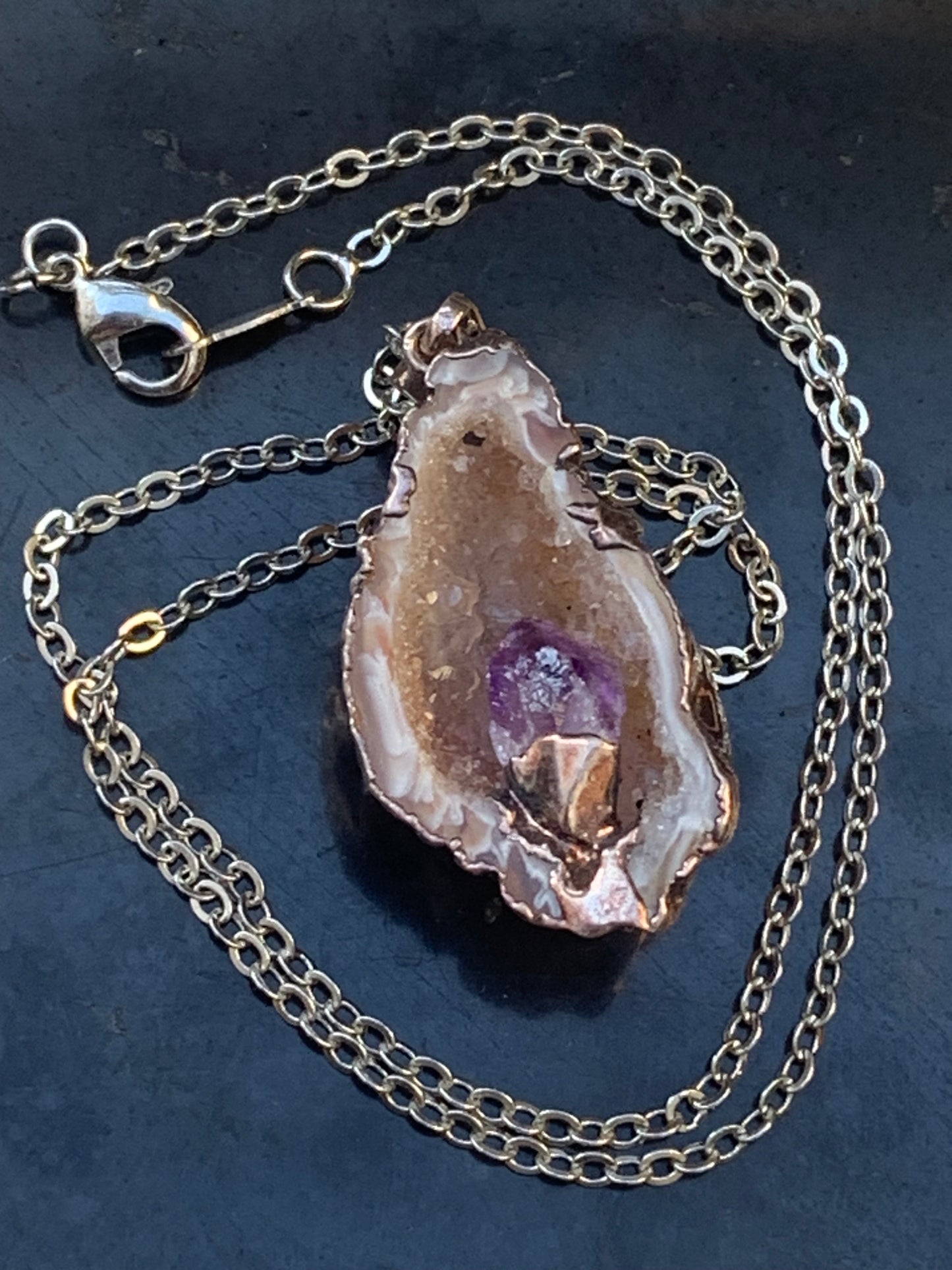 Améthyste et Agate, pendentif 'mini-géode' dit 'geodinhos', de 42mm de hauteur x 18 x 14. Vendu avec cordon noir réglable offert !