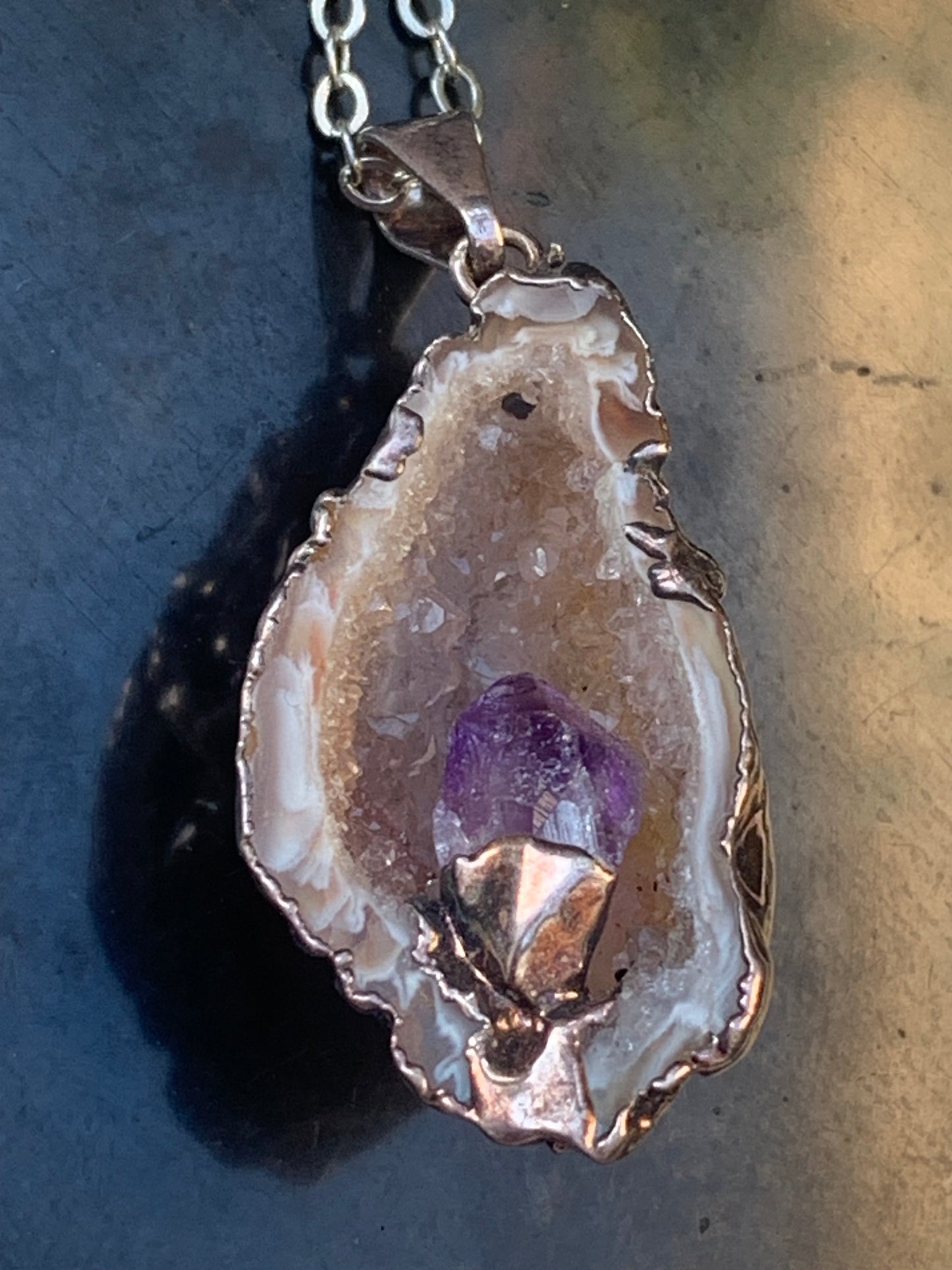 Améthyste et Agate, pendentif 'mini-géode' dit 'geodinhos', de 42mm de hauteur x 18 x 14. Vendu avec cordon noir réglable offert !