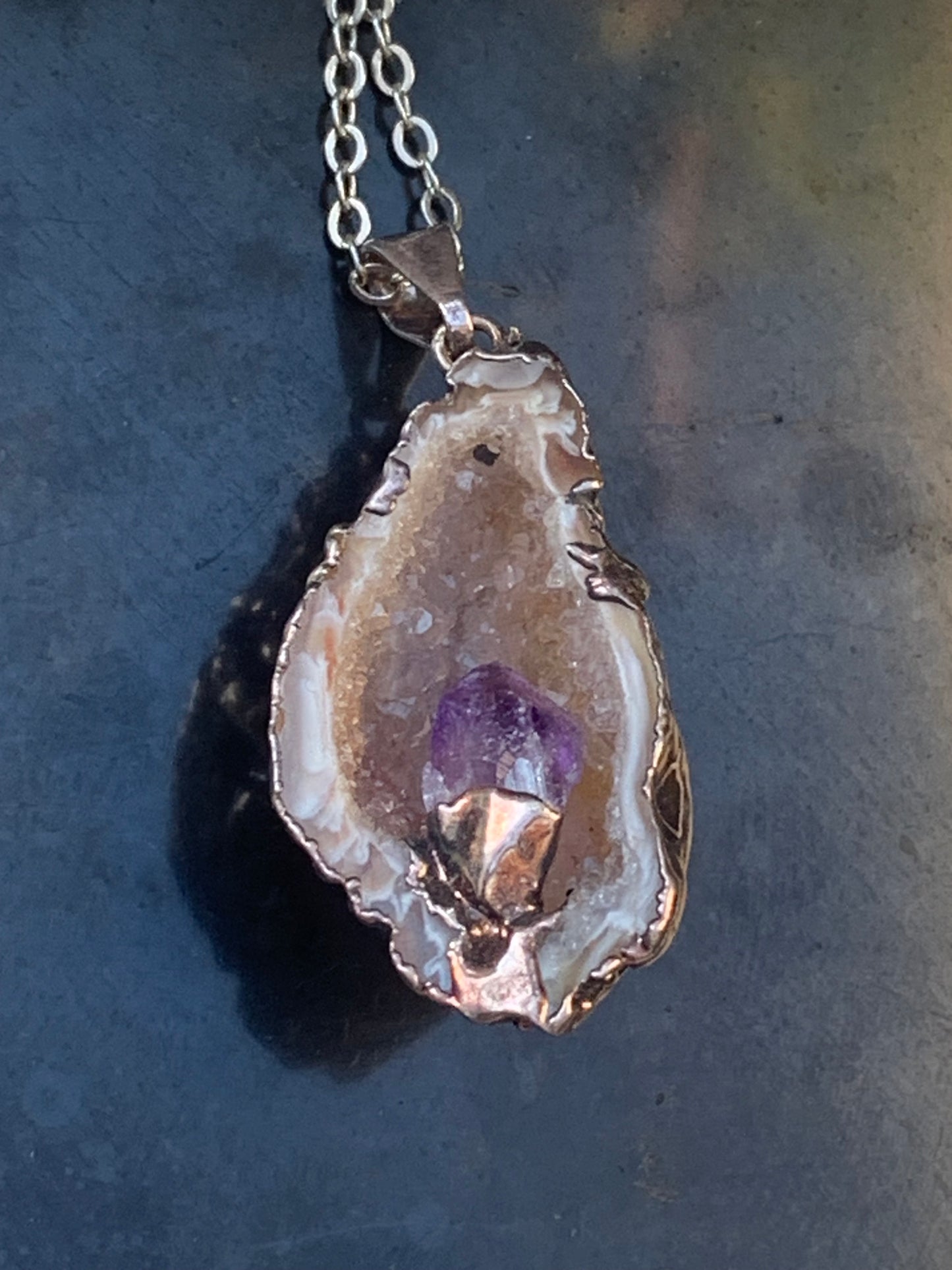 Améthyste et Agate, pendentif 'mini-géode' dit 'geodinhos', de 42mm de hauteur x 18 x 14. Vendu avec cordon noir réglable offert !