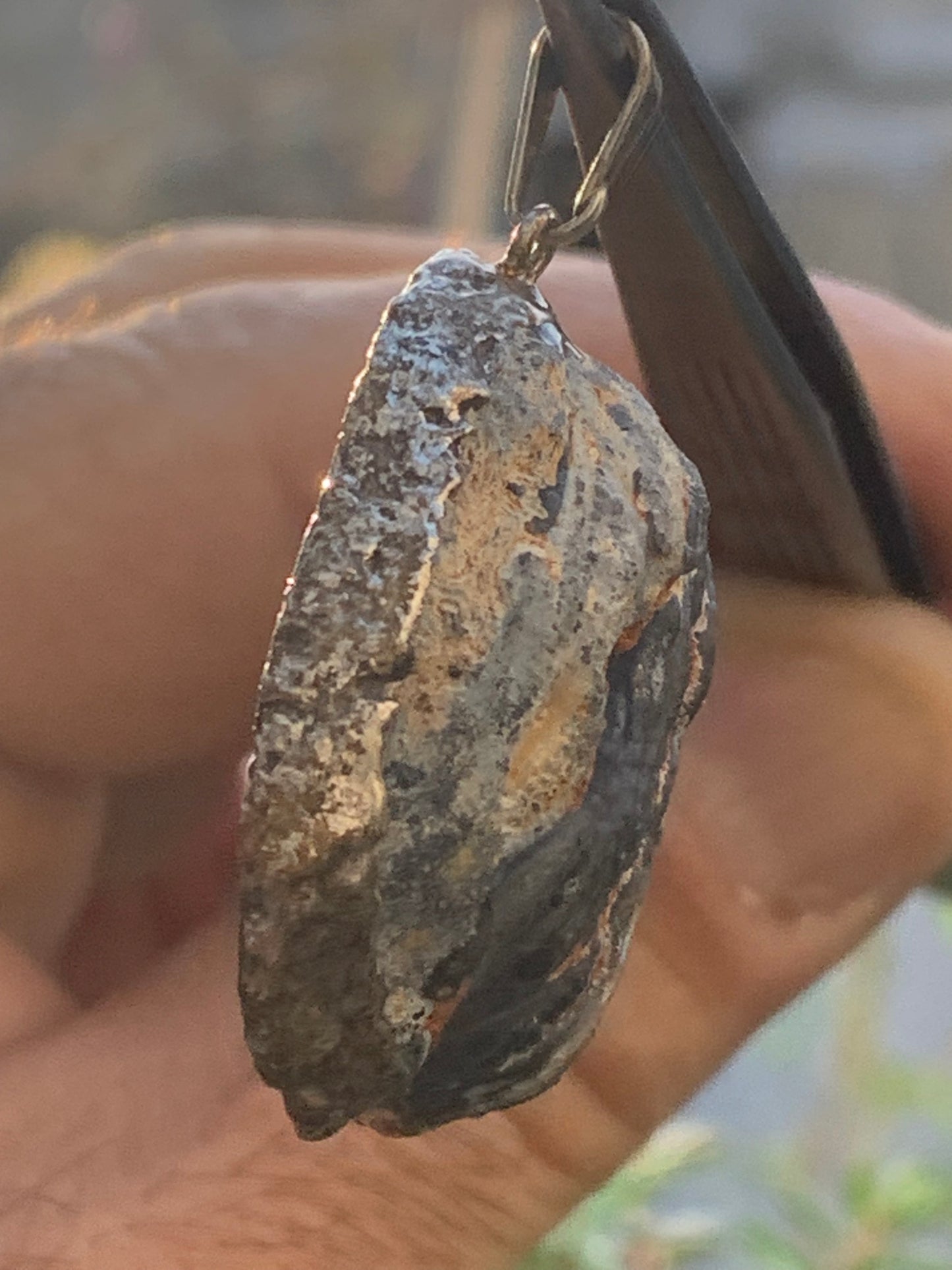 Améthyste et Agate, pendentif 'mini-géode' dit 'géodinhos', de 42mm de hauteur x 24 de largeur x 12 d'épaisseur. Vendu avec cordon noir réglable !