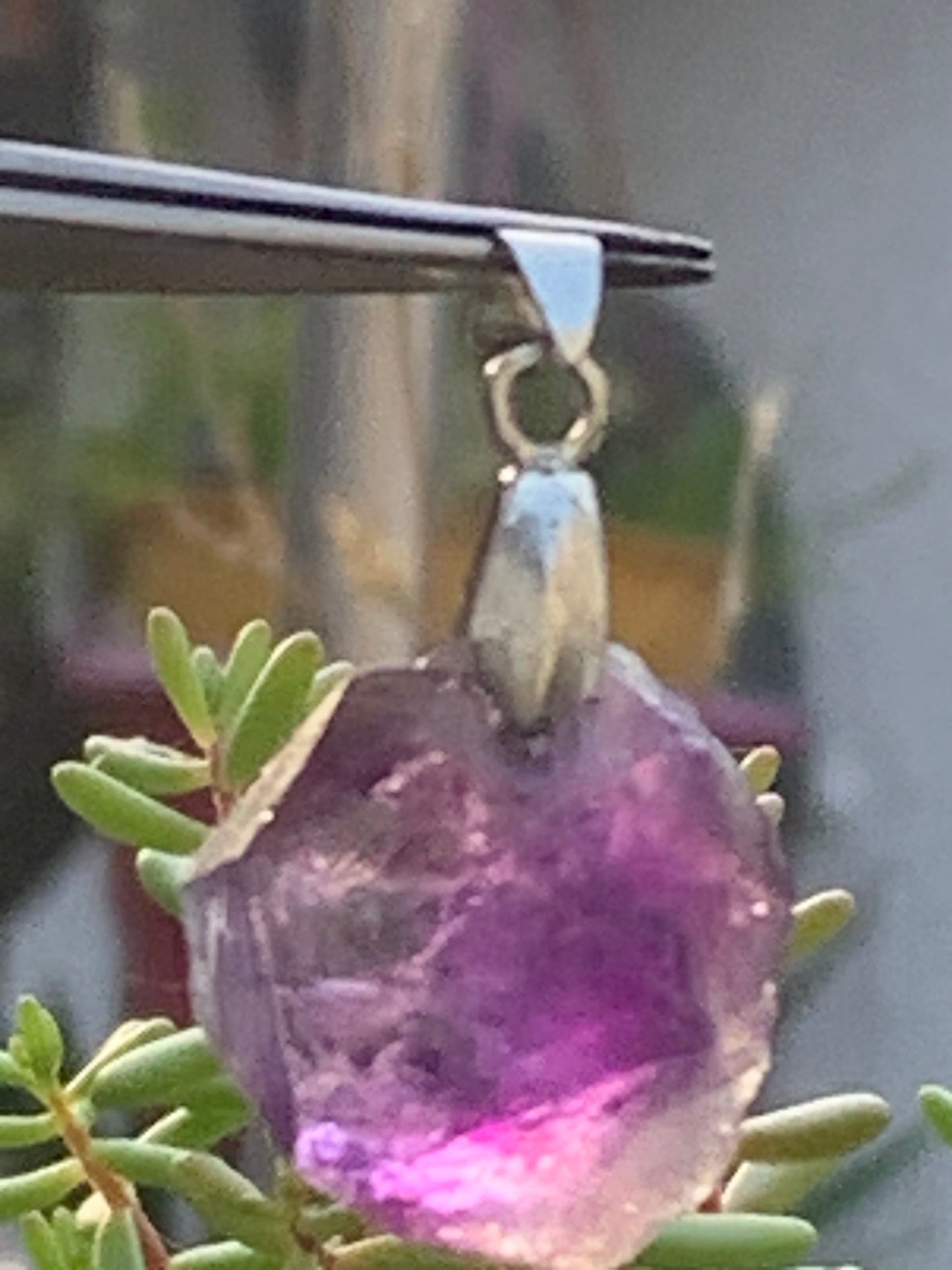 Améthyste, pendentif 'cristal', de 40mm de hauteur x 20 de largeur x 12 d'épaisseur. Vendu avec cordon réglable de couleur noire offert !