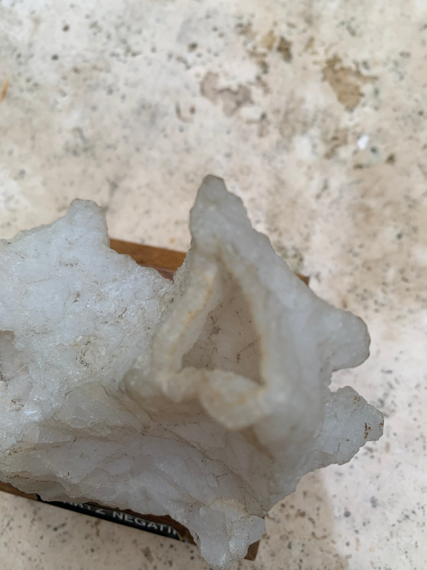 Quartz négatif/ Quartz Alpha - Pièce ancienne sur socle en bois - 103x67x54 mm - 161,1 gr. - Très belle pièce !