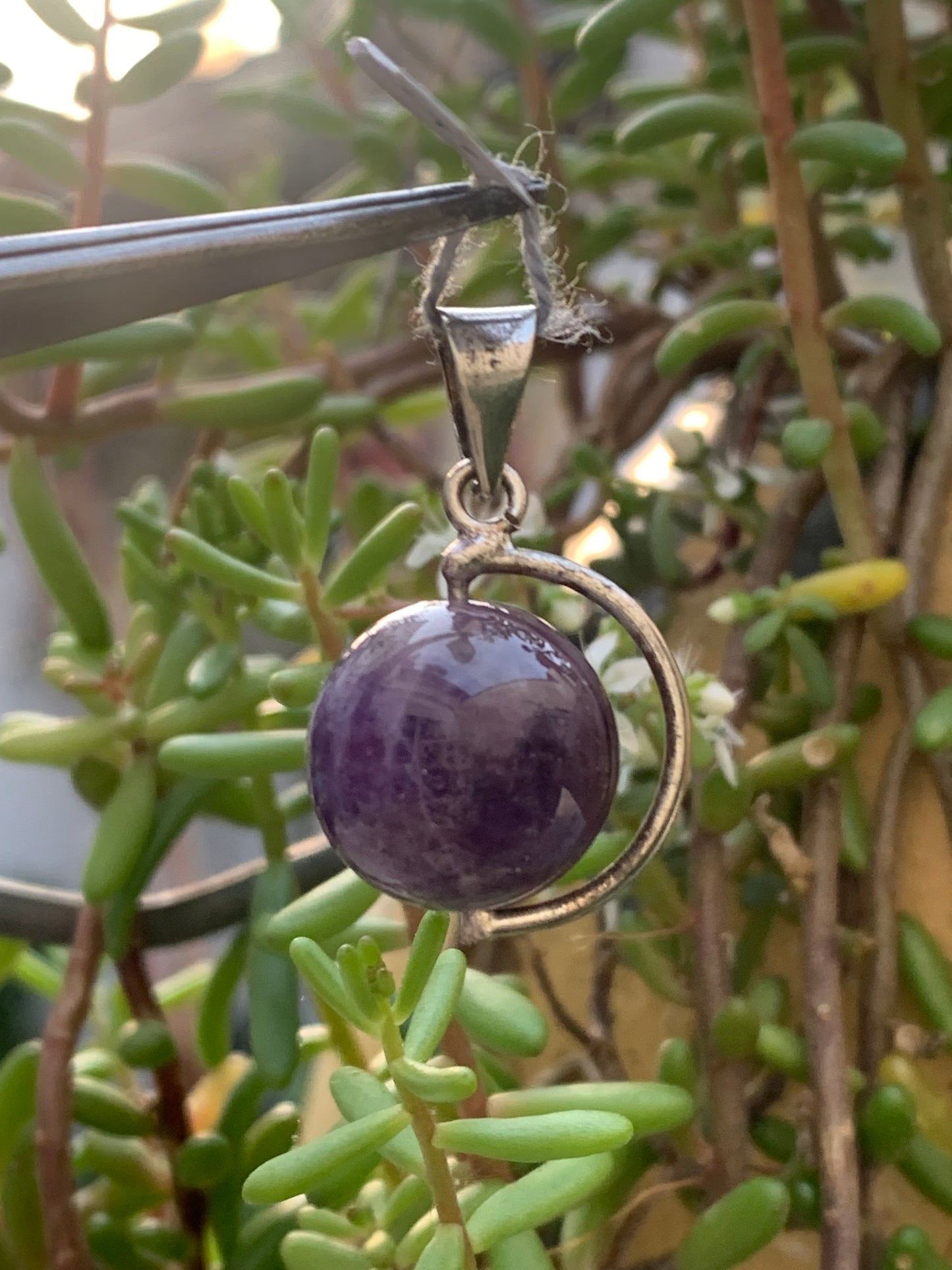 Améthyste, pendentif 'Globe' en Argent, de 28mm de hauteur x 17 de largeur x 14 d'épaisseur. Vendu avec cordon réglable de couleur noire offert !