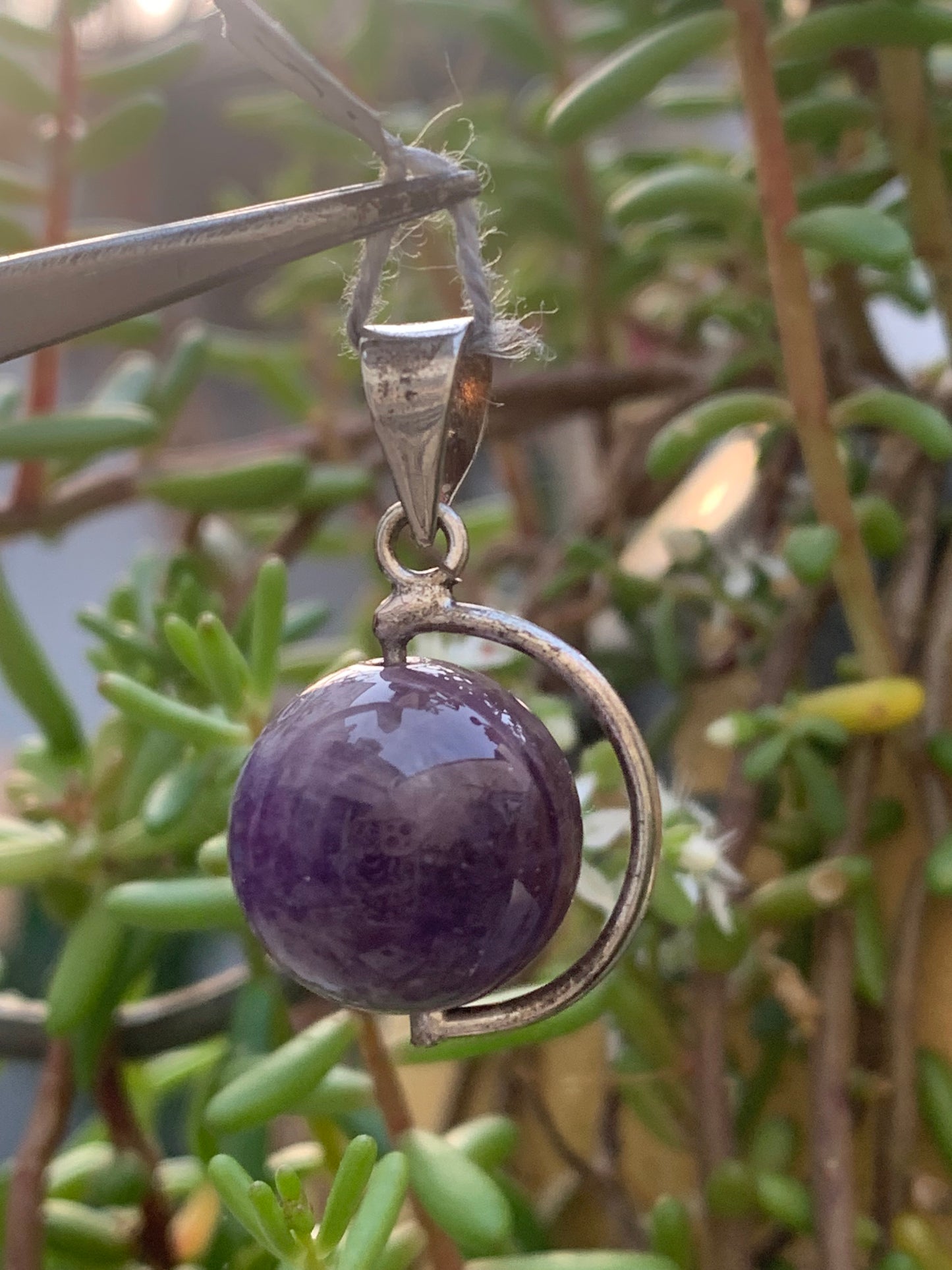 Améthyste, pendentif 'Globe' en Argent, de 28mm de hauteur x 17 de largeur x 14 d'épaisseur. Vendu avec cordon réglable de couleur noire offert !
