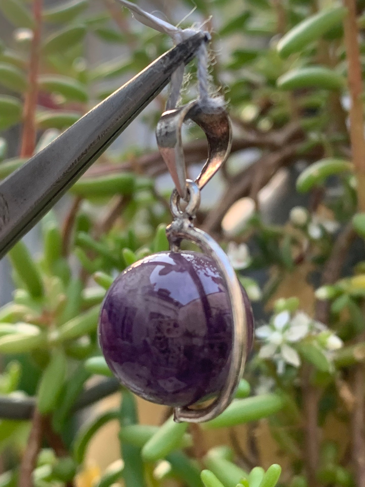 Améthyste, pendentif 'Globe' en Argent, de 28mm de hauteur x 17 de largeur x 14 d'épaisseur. Vendu avec cordon réglable de couleur noire offert !