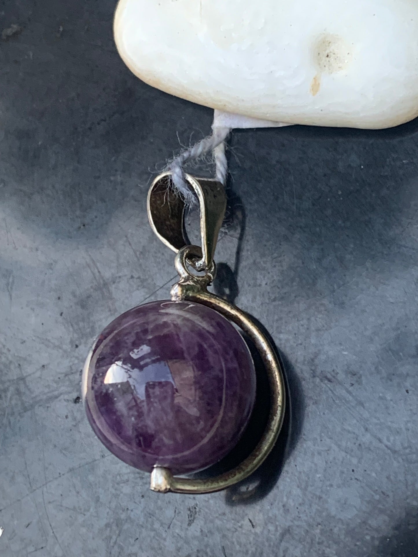 Améthyste, pendentif 'Globe' en Argent, de 28mm de hauteur x 17 de largeur x 14 d'épaisseur. Vendu avec cordon réglable de couleur noire offert !