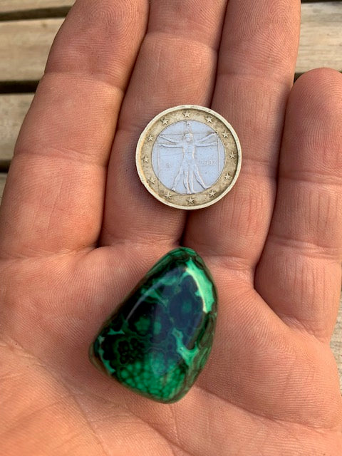 Malachite, tumbled stone of 34 mm x 24 x 18 - 26.3 gr.