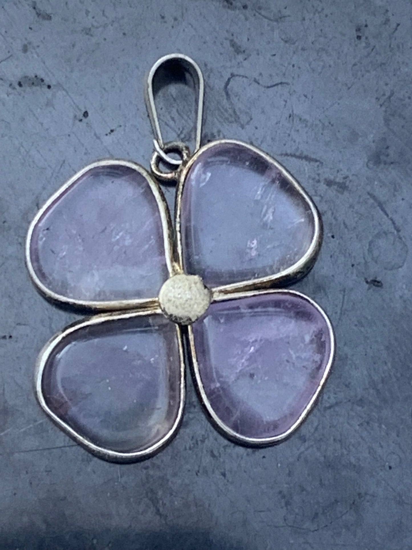 Améthyste, pendentif 'tréfle à 4 feuilles' de 35mm de hauteur x 25 de largeur x 4 d'épaisseur. Vendu avec cordon réglable de couleur noire offert !