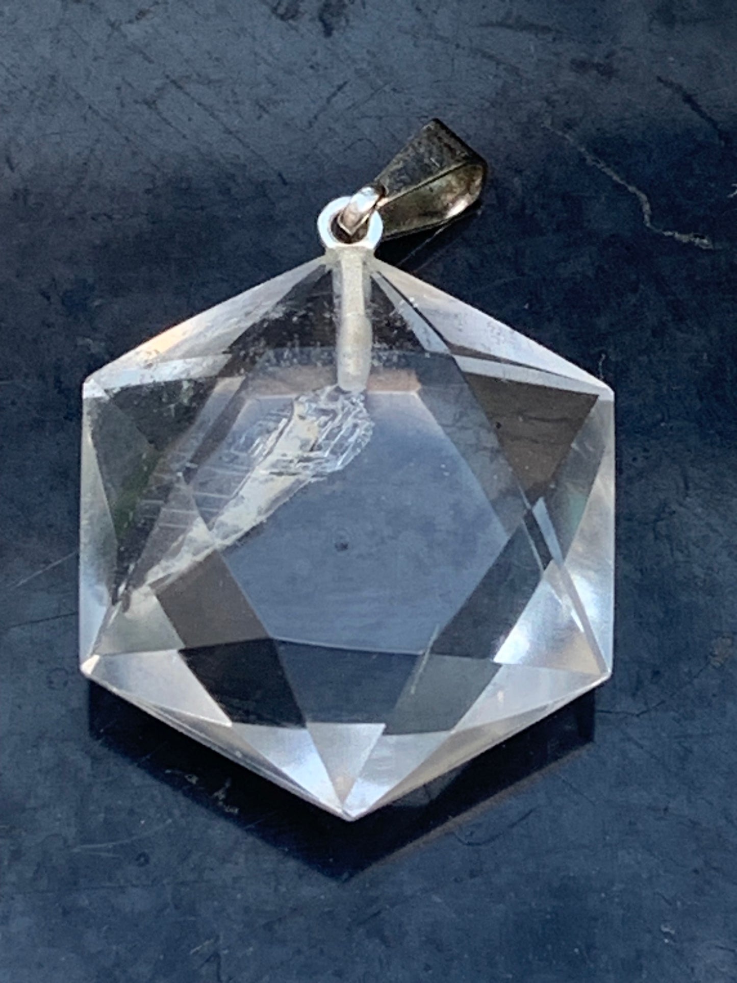 Cristal de roche/ quartz, pendentif 'Sceau de Salomon', de qualité AAA, 30mm de hauteur x 20 de largeur x 8 d'épaisseur. Vendu avec cordon réglable de couleur noire ! Un bijou en cristal, pour ceux qui aiment marcher entre lumière et mystère !