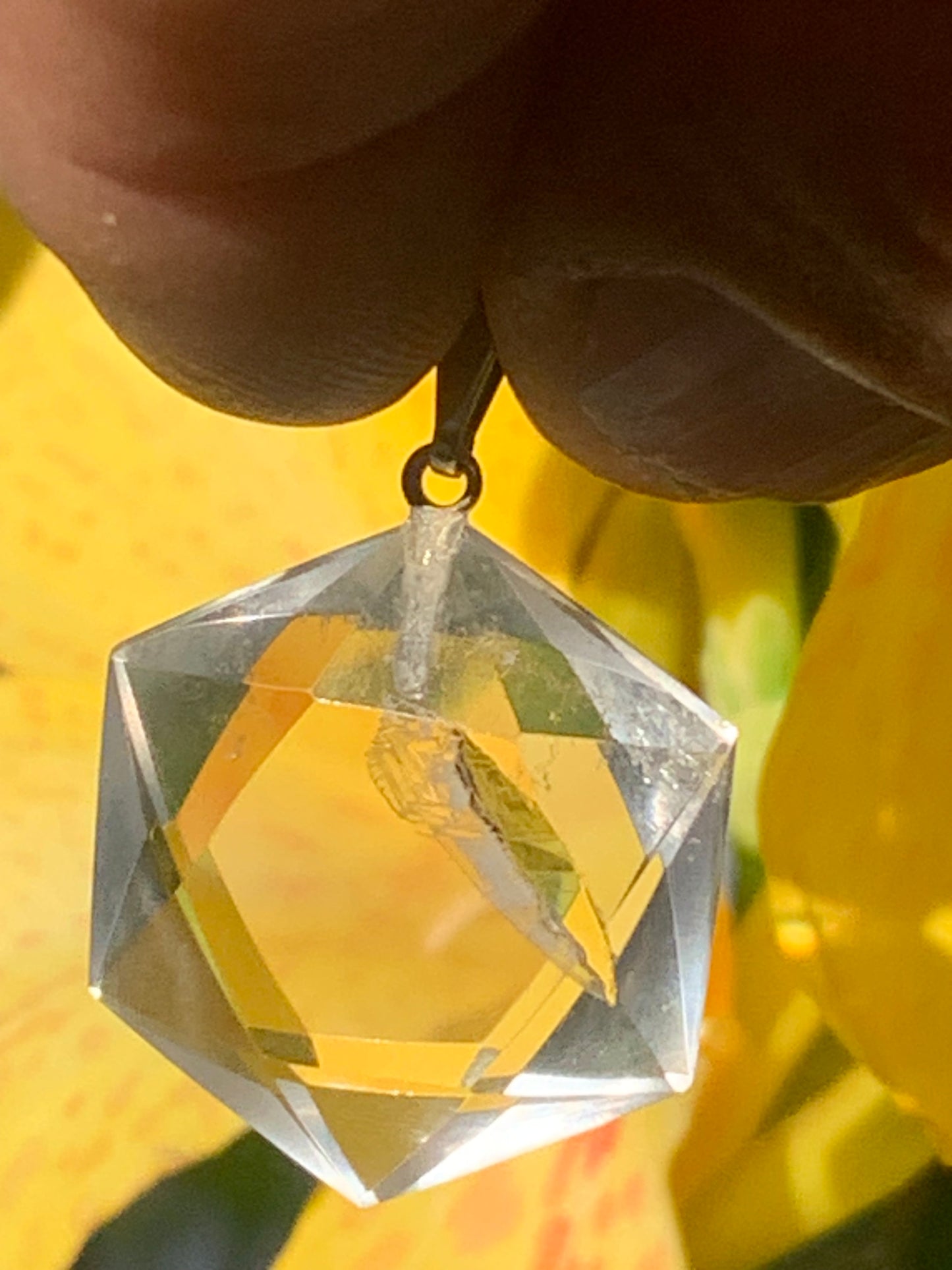 Cristal de roche/ quartz, pendentif 'Sceau de Salomon', de qualité AAA, 30mm de hauteur x 20 de largeur x 8 d'épaisseur. Vendu avec cordon réglable de couleur noire ! Un bijou en cristal, pour ceux qui aiment marcher entre lumière et mystère !
