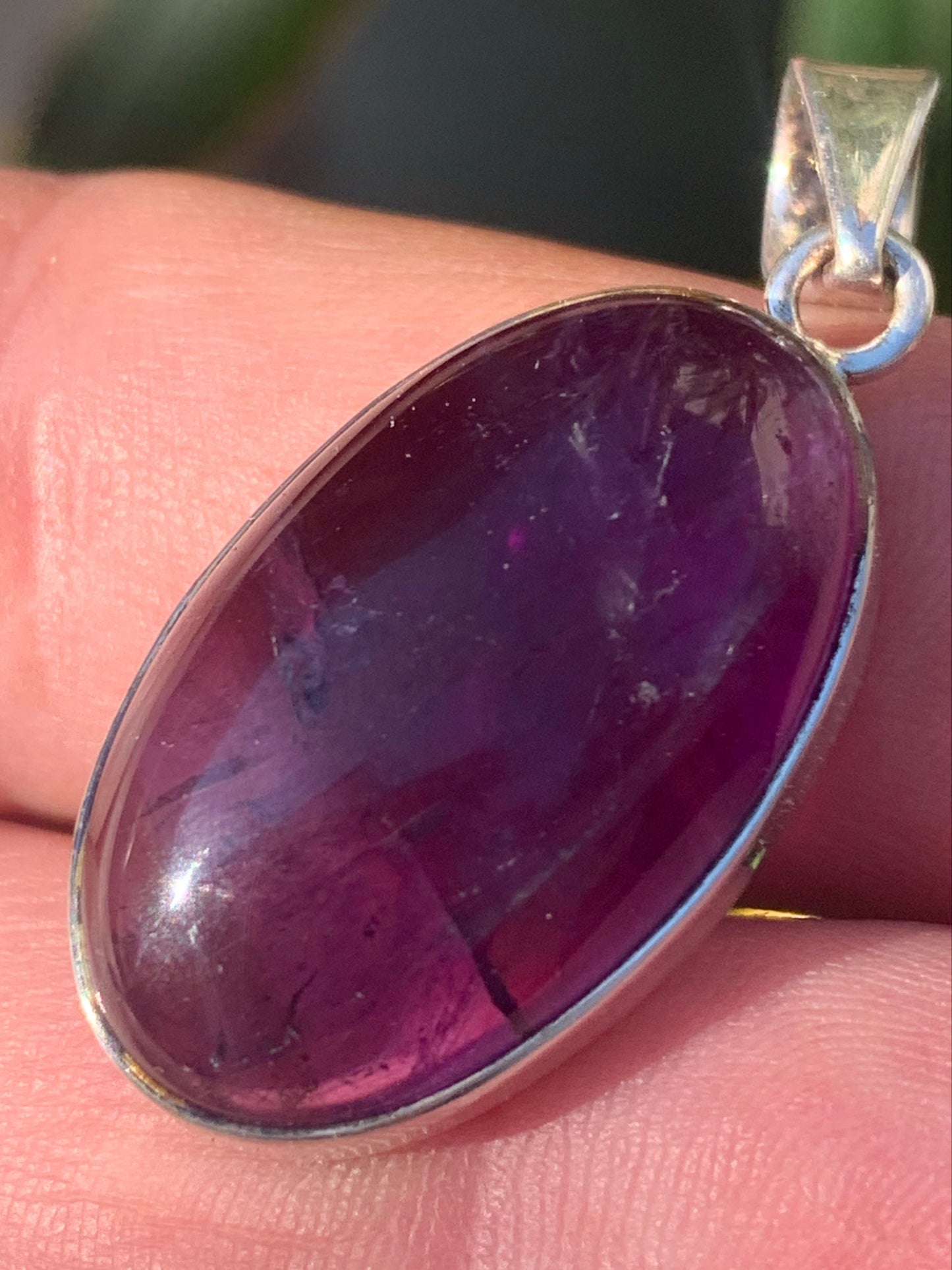 Améthyste, superbe pendentif en Argent de 42 mm de hauteur x 19 de largeur x 10 d'épaisseur. Vendu avec cordon réglable de couleur noire offert !