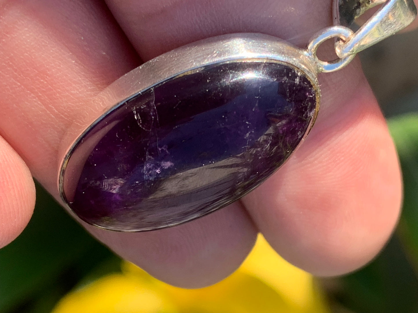 Améthyste, superbe pendentif en Argent de 42 mm de hauteur x 19 de largeur x 10 d'épaisseur. Vendu avec cordon réglable de couleur noire offert !