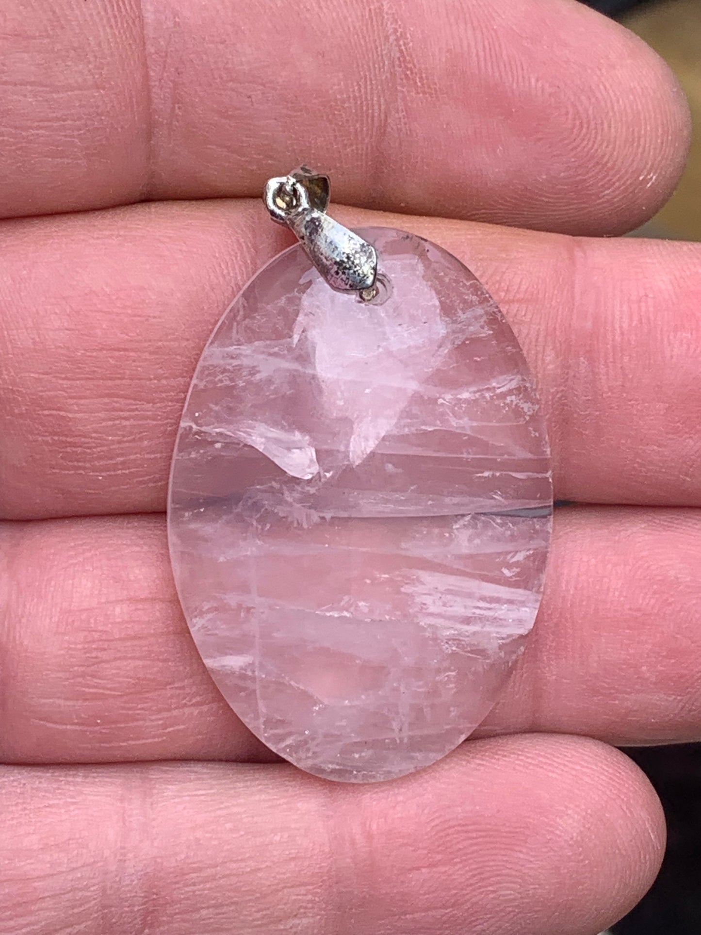 Cristal de roche/ Quartz rose ! Pendentif de 50mm de hauteur x 28 de largeur x 8 d'épaisseur. Vendu avec cordon réglable de couleur noire !