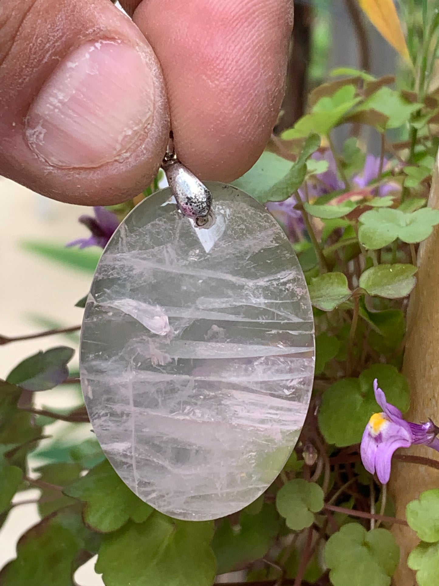 Cristal de roche/ Quartz rose ! Pendentif de 50mm de hauteur x 28 de largeur x 8 d'épaisseur. Vendu avec cordon réglable de couleur noire !