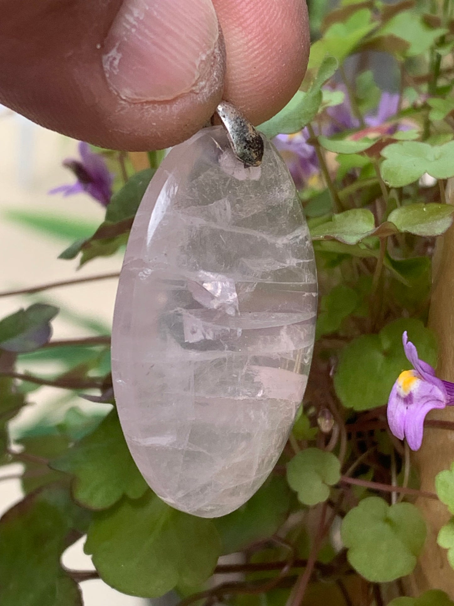 Cristal de roche/ Quartz rose ! Pendentif de 50mm de hauteur x 28 de largeur x 8 d'épaisseur. Vendu avec cordon réglable de couleur noire !