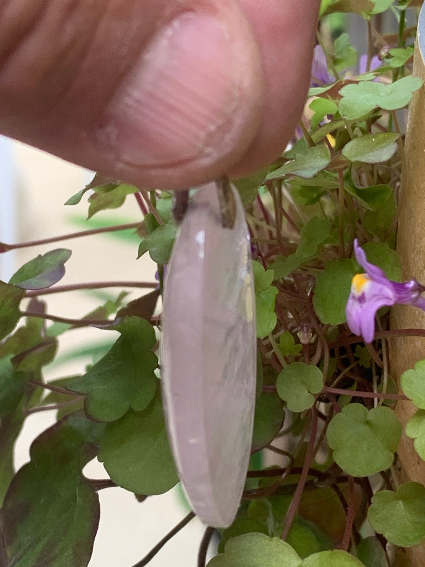 Cristal de roche/ Quartz rose ! Pendentif de 50mm de hauteur x 28 de largeur x 8 d'épaisseur. Vendu avec cordon réglable de couleur noire !