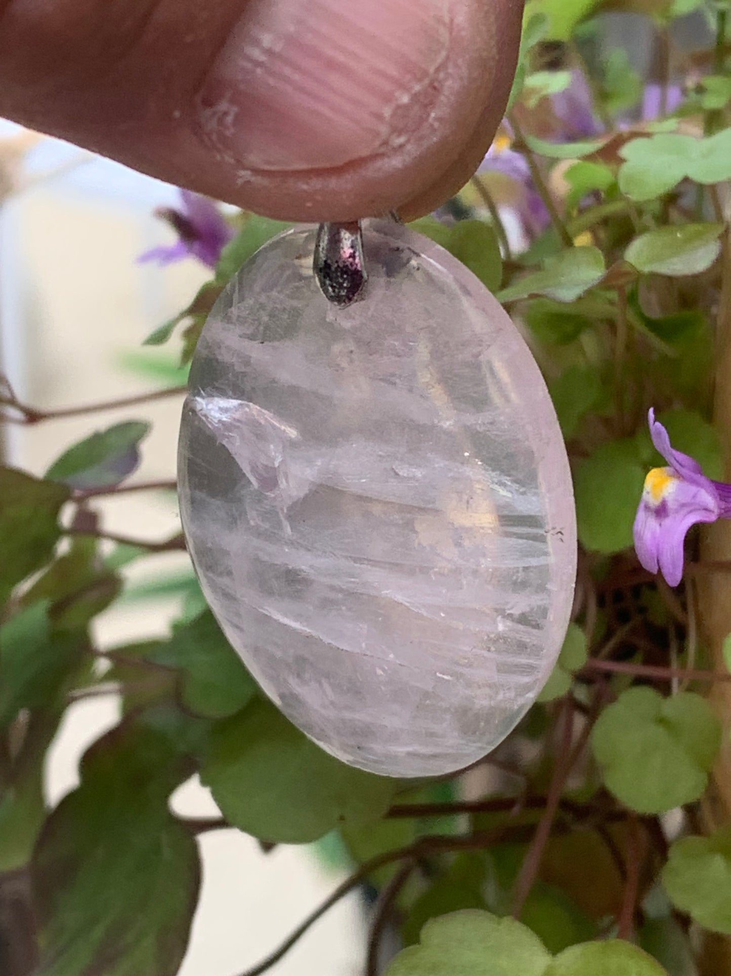 Cristal de roche/ Quartz rose ! Pendentif de 50mm de hauteur x 28 de largeur x 8 d'épaisseur. Vendu avec cordon réglable de couleur noire !