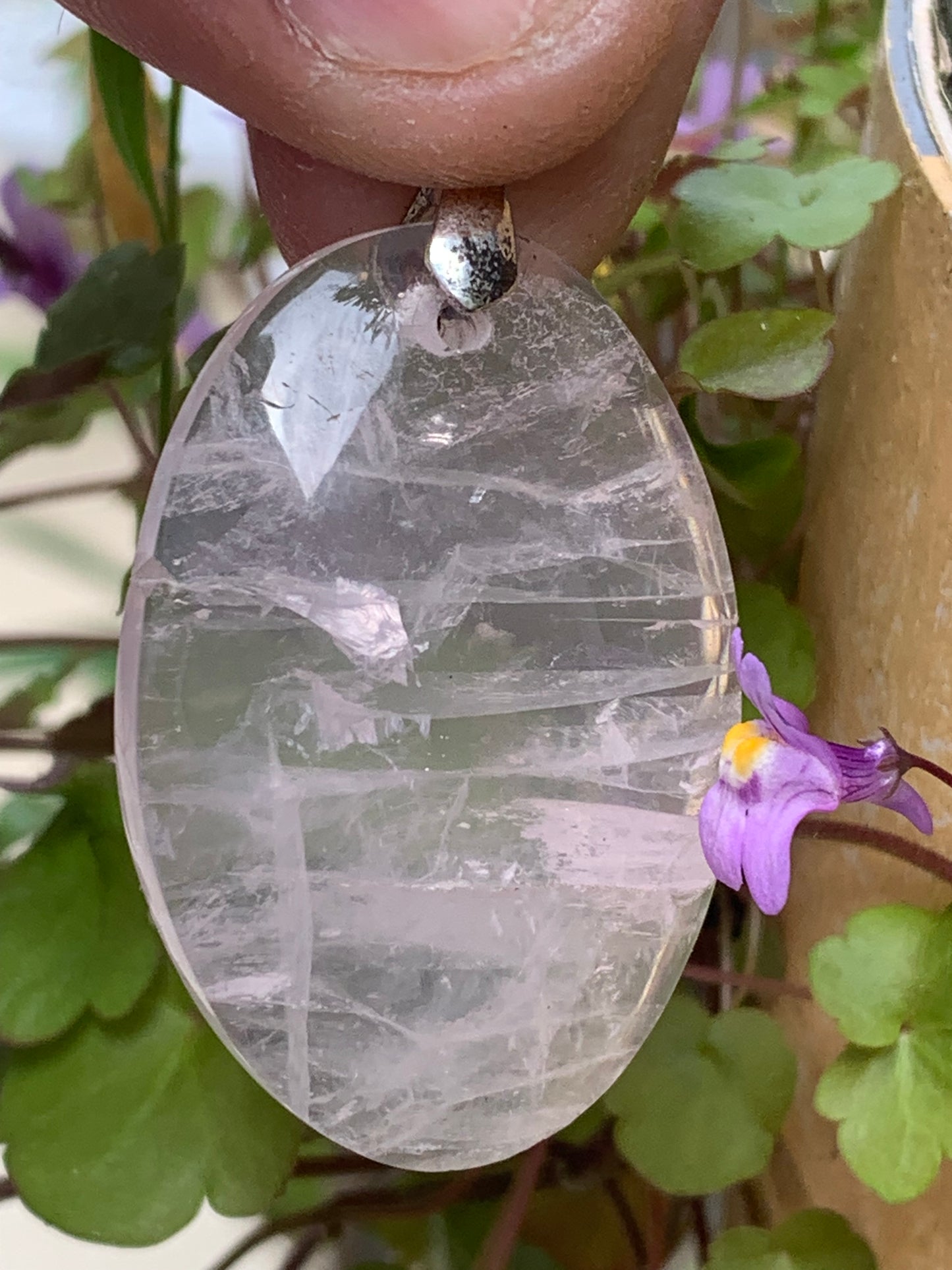 Cristal de roche/ Quartz rose ! Pendentif de 50mm de hauteur x 28 de largeur x 8 d'épaisseur. Vendu avec cordon réglable de couleur noire !
