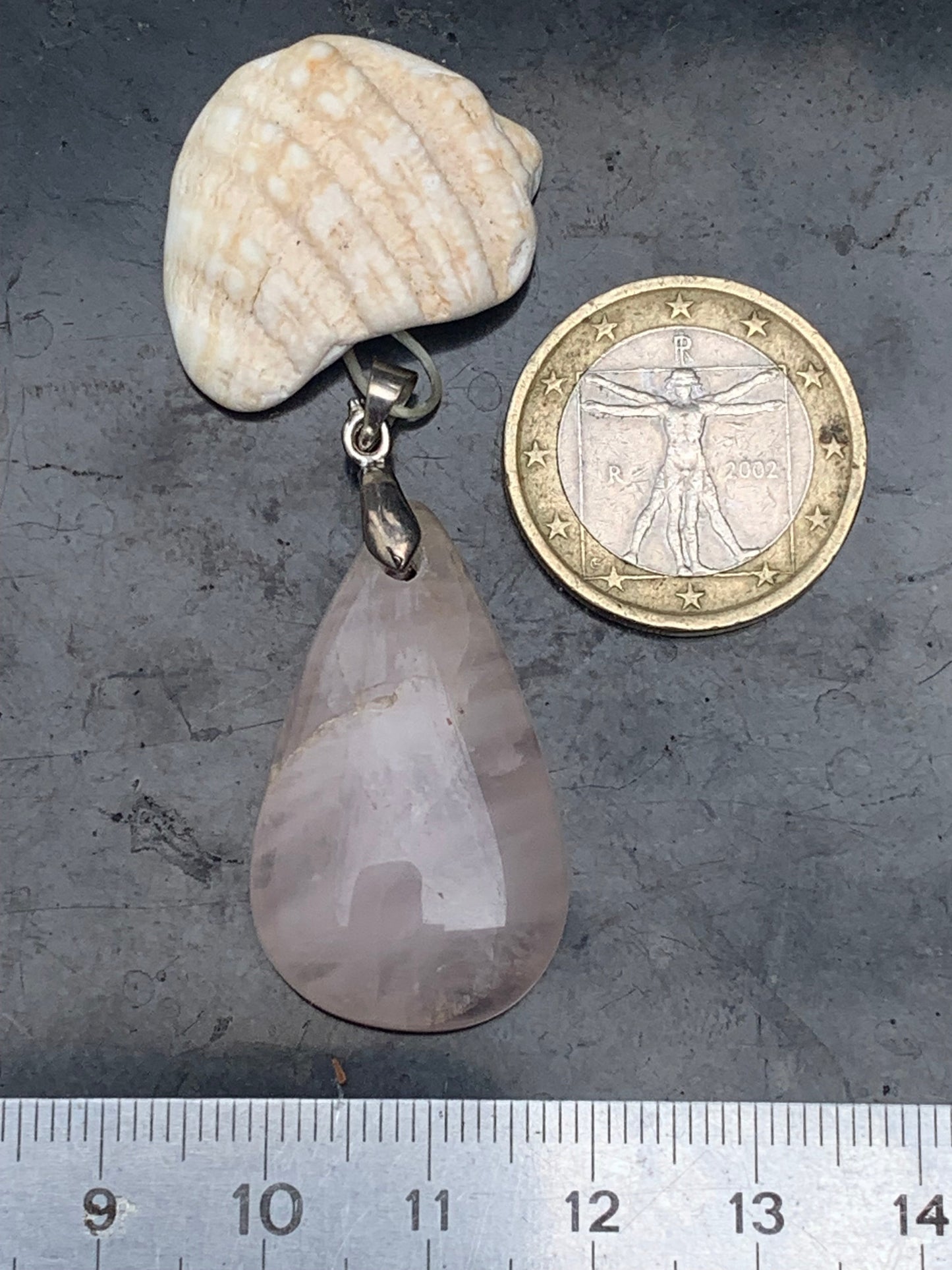 Cristal de roche/ Quartz rose ! Pendentif de 43mm de hauteur x 20 de largeur x 8 d'épaisseur. Vendu avec cordon réglable de couleur noire !