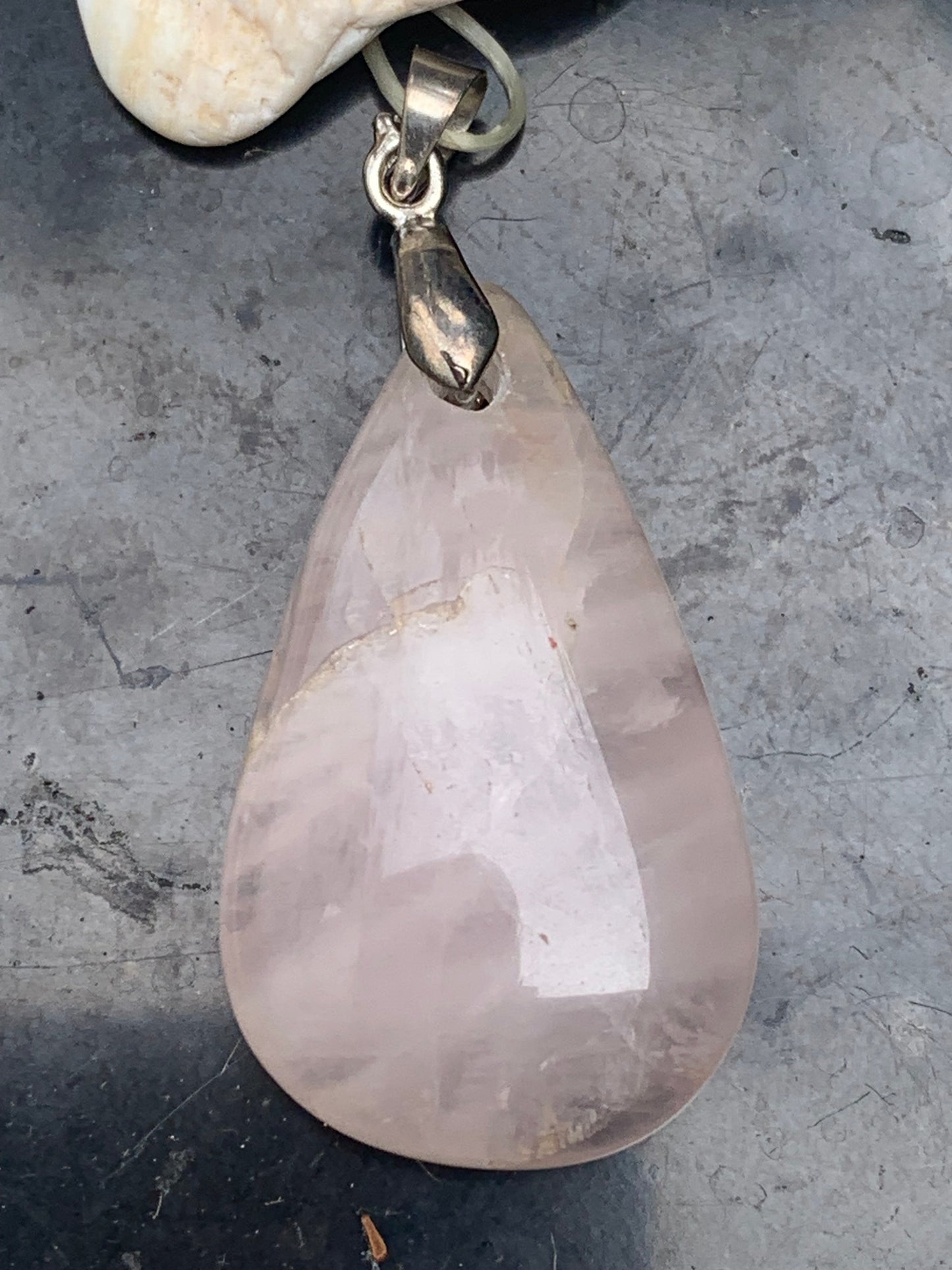 Cristal de roche/ Quartz rose ! Pendentif de 43mm de hauteur x 20 de largeur x 8 d'épaisseur. Vendu avec cordon réglable de couleur noire !