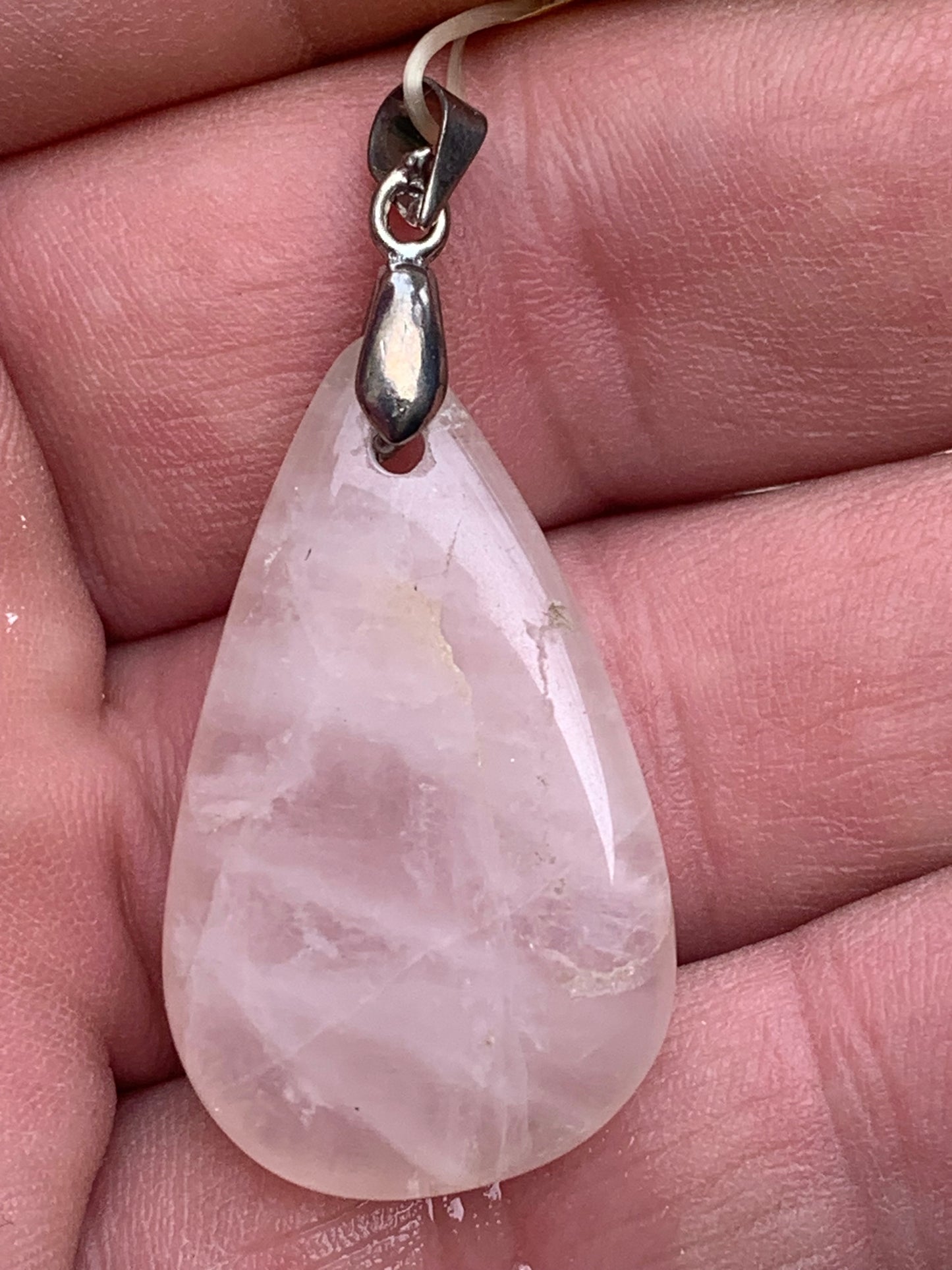 Cristal de roche/ Quartz rose ! Pendentif de 43mm de hauteur x 20 de largeur x 8 d'épaisseur. Vendu avec cordon réglable de couleur noire !